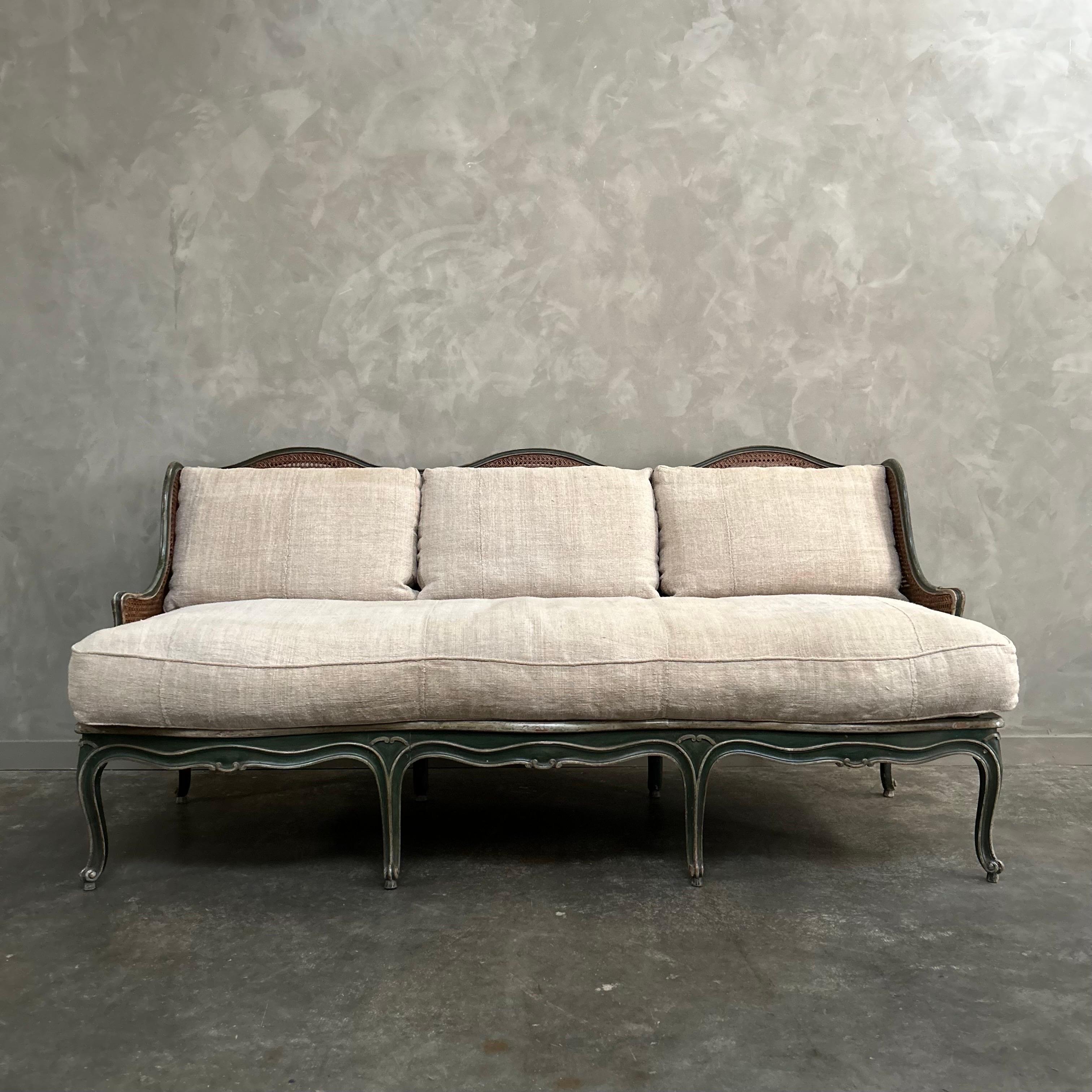 Sofa im Rokoko-Stil aus dem späten 19. bis frühen 20. Jahrhundert mit originaler grüner und französisch-grauer Lackierung mit originalem Distress-Aged Finish.  
Größe: 80 