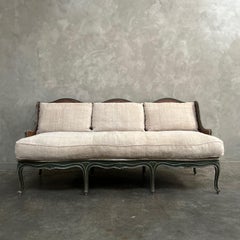 Divano rococò d'epoca rivestito in tessuto di lino di canapa europea con piuma d'oca