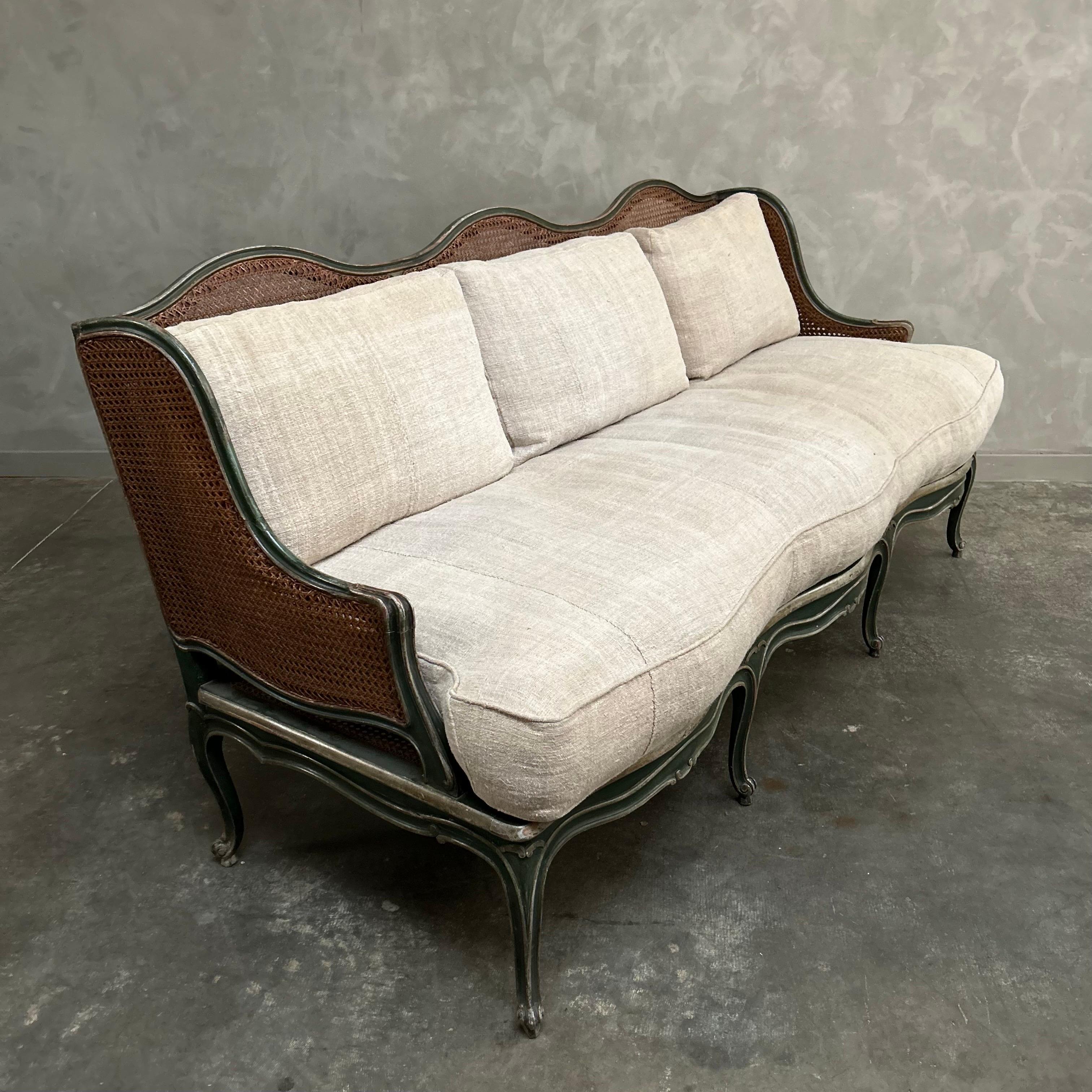 Vintage Rokoko-Sofa aus Schilfrohr, gepolstert mit europäischem Saum und Leinenstoff mit Daunen (Louis XV.) im Angebot