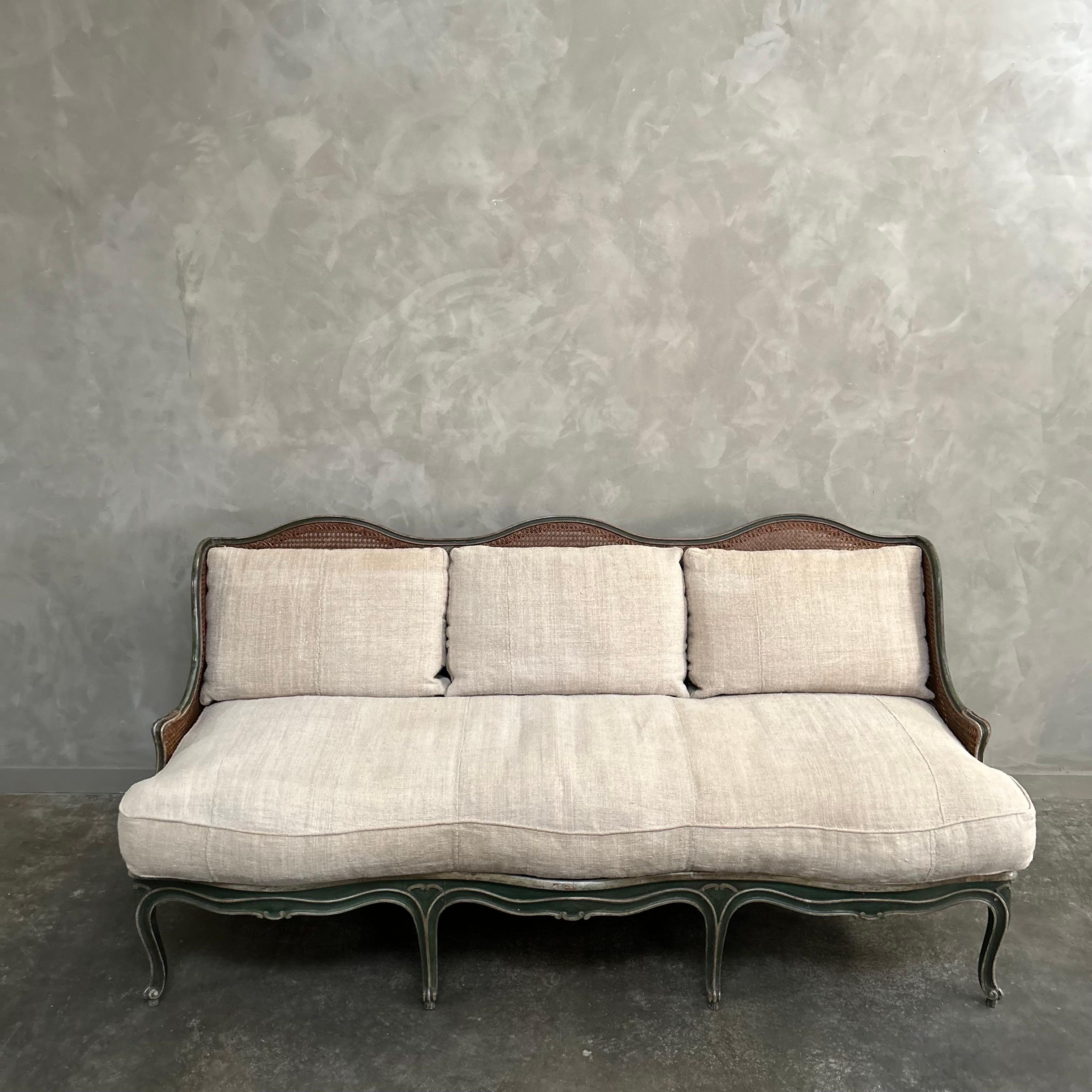 Vintage Rokoko-Sofa aus Schilfrohr, gepolstert mit europäischem Saum und Leinenstoff mit Daunen (Französisch) im Angebot