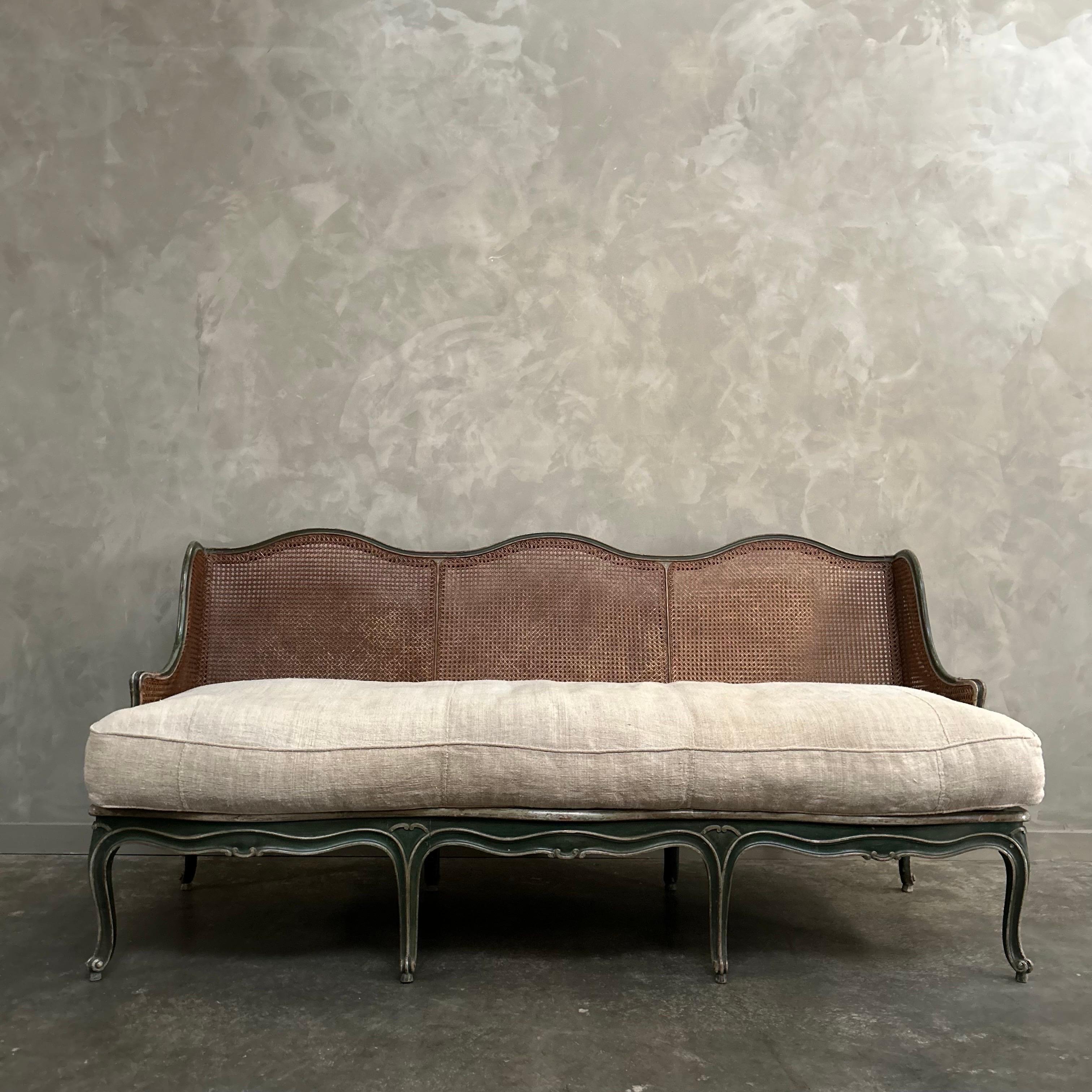 Vintage Rokoko-Sofa aus Schilfrohr, gepolstert mit europäischem Saum und Leinenstoff mit Daunen im Zustand „Gut“ im Angebot in Brea, CA