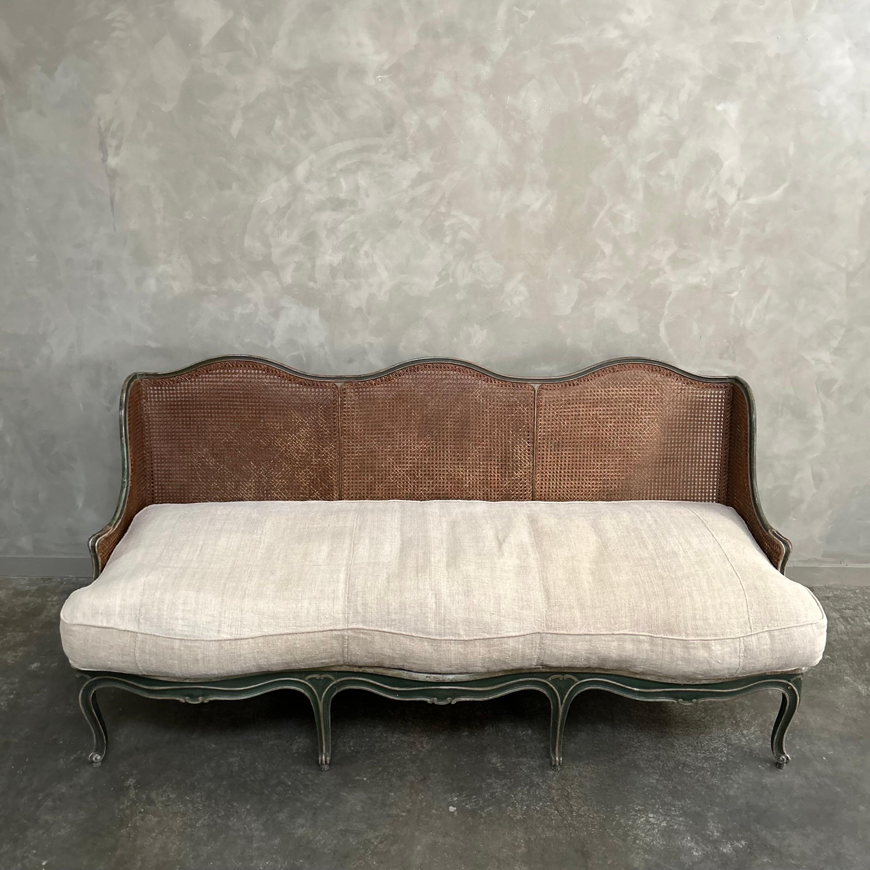 Vintage Rokoko-Sofa aus Schilfrohr, gepolstert mit europäischem Saum und Leinenstoff mit Daunen (20. Jahrhundert) im Angebot