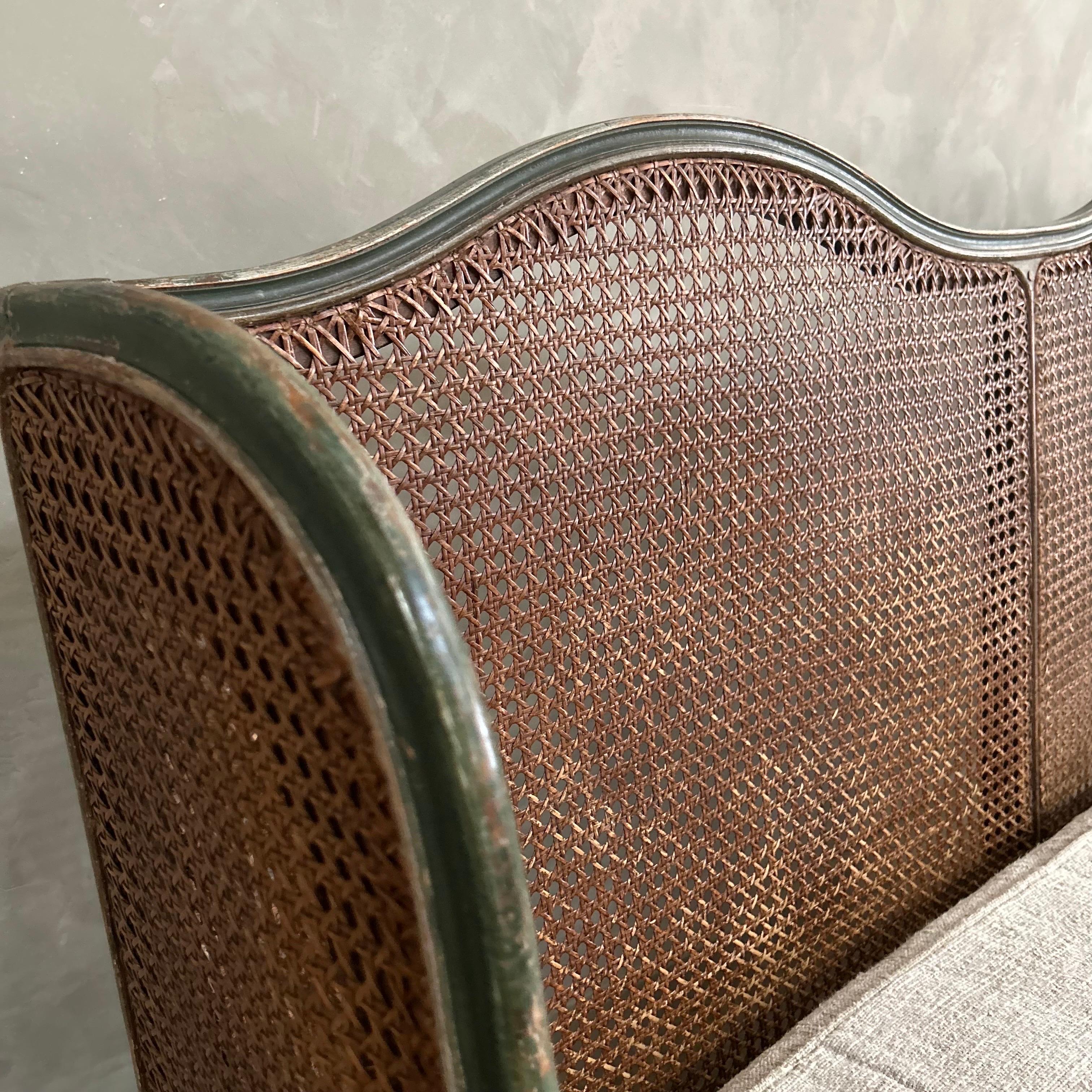Vintage Rokoko-Sofa aus Schilfrohr, gepolstert mit europäischem Saum und Leinenstoff mit Daunen im Angebot 1