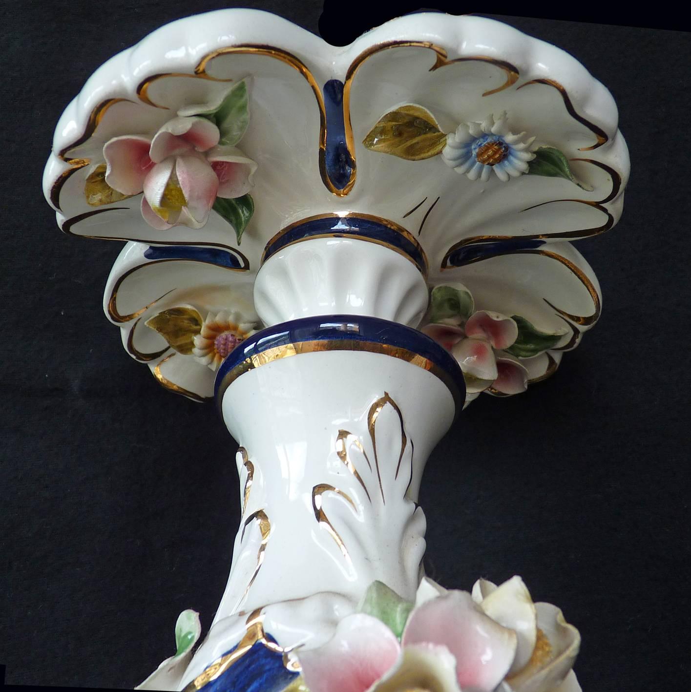 Vintage-Rokoko-Kronleuchter im Sevres-Stil aus blauem Porzellan mit Blumen und Blättern  im Angebot 2