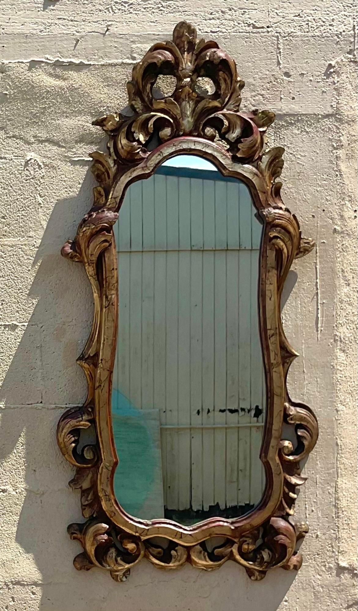 Transforma tu espacio con el opulento encanto de nuestro Gran Espejo Dorado Rococó Vintage. Fabricada con exquisito detalle en EE.UU., esta pieza atemporal encarna el lujo y la sofisticación americanos, añadiendo un toque de grandeza y elegancia a