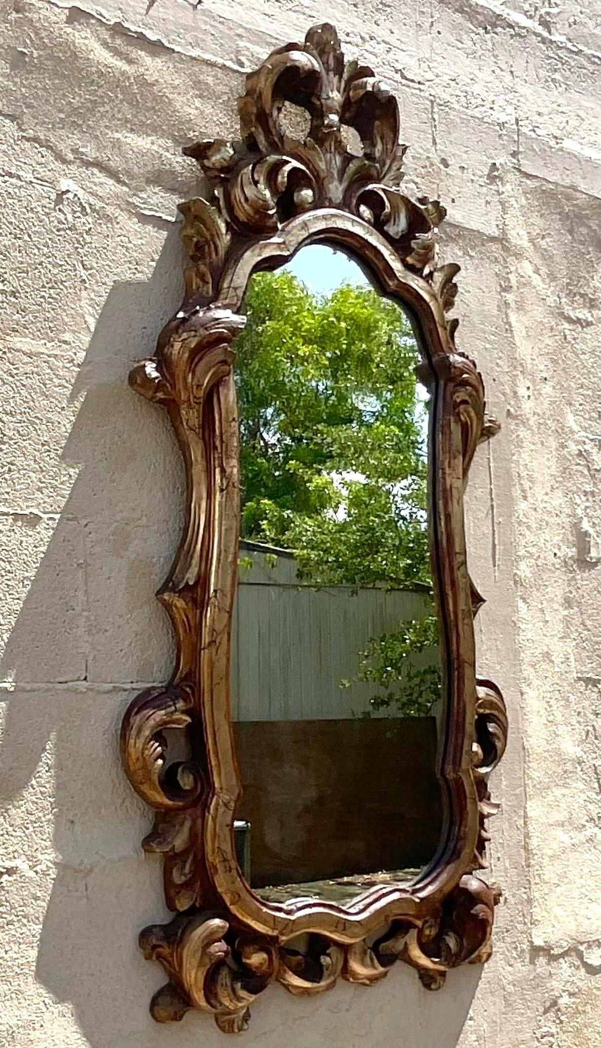 Gran espejo vintage rococó dorado Estadounidense en venta