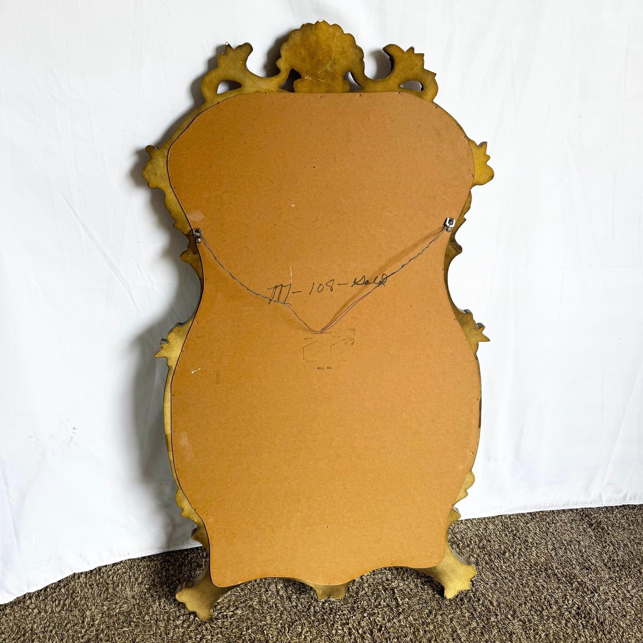 Élevez votre décor avec ce miroir mural Rococo Gold, où le design complexe rencontre l'élégance intemporelle.
 
 Nous vendons les articles tels qu'ils ont été acquis, sans les restaurer ni les réparer. Les pièces vintage peuvent présenter des signes