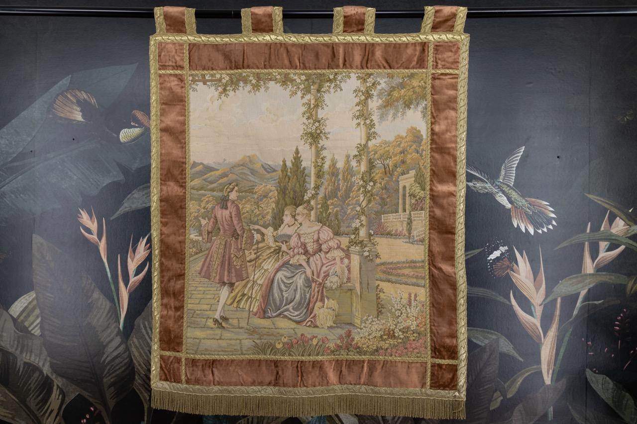 Vintage Wandteppich Gallant Scene von Belge D' Art aus dem späten 20. Jahrhundert.
Es handelt sich um einen schönen Wandteppich im Rokoko-Stil, der eine galante Szene - eine figürliche Szene in der Natur - mit sanften Farben und einem angenehmen