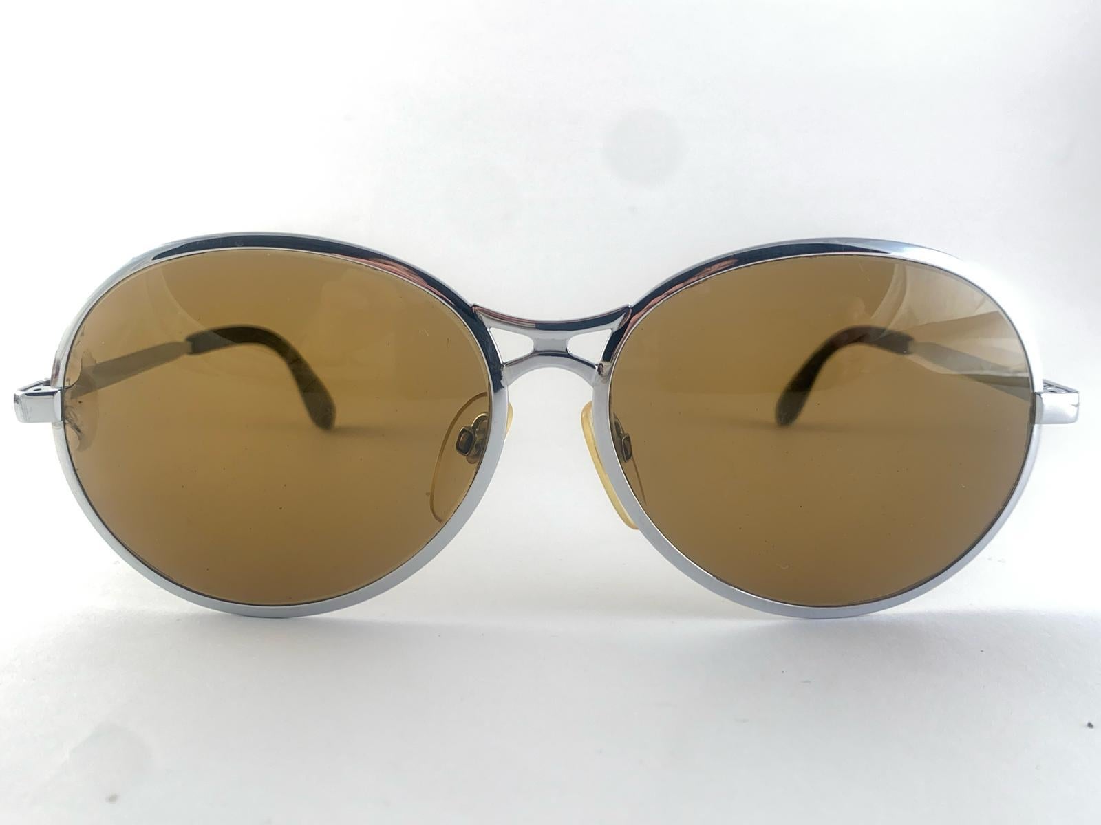 Gafas de sol vintage Rodenstock Bernina.  

Un par fuerte y atemporal.
Este artículo puede mostrar pequeños signos de desgaste debido a los casi 40 años de almacenamiento.  
Diseñado y fabricado en Alemania.

Frente                          15,5