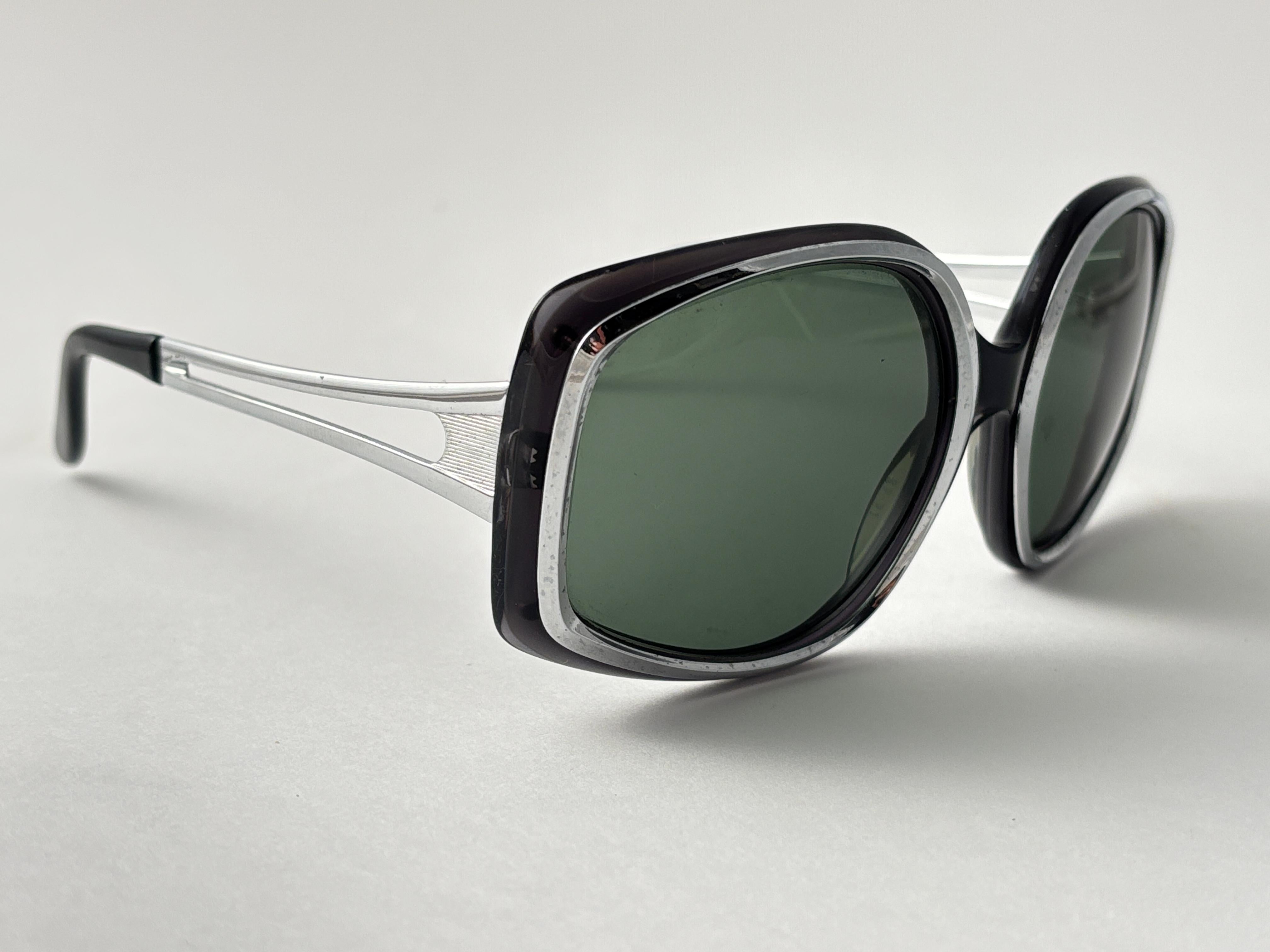 Menta  Rodenstock Vintage Montura Sobredimensionada Plateada Con Lentes Grises.

Pareja fuerte y atemporal.
Este artículo presenta pequeños signos de desgaste en las lentes  Debido A Casi 40 Años De Almacenamiento.  Diseñado y fabricado en