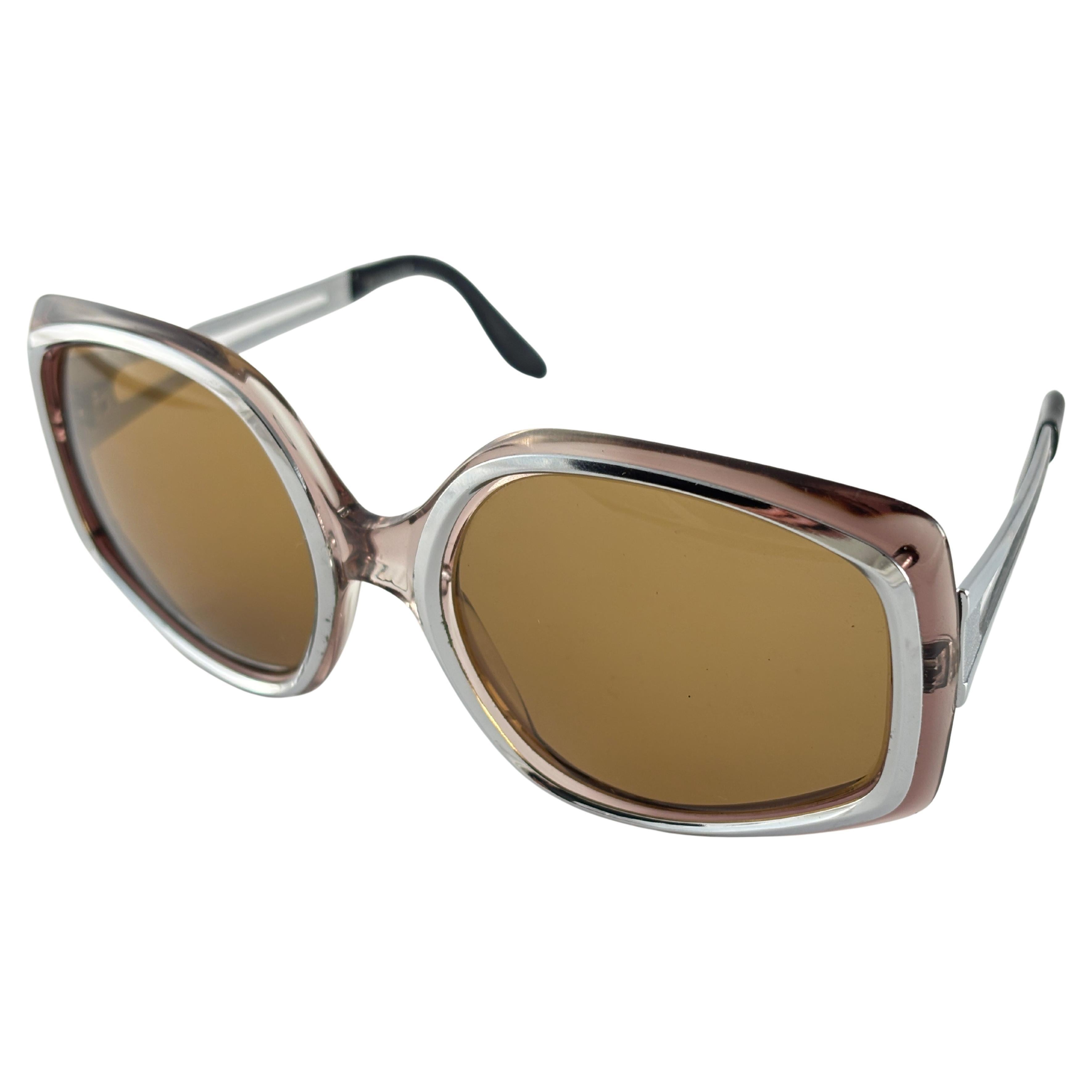 Menthe  Rodenstock Vintage  Cadre avec accents laminés argentés insérés.  

Monture Sporting Medium Brown Lentilles. Une paire solide et intemporelle.
Cet article présente des signes mineurs d'usure dus à près de 40 ans de stockage.  Conçu et