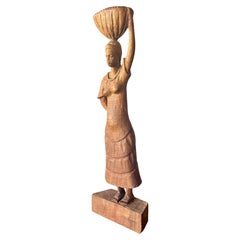 Escultura vintage de Roger François de arte popular haitiano, de madera tallada, representando a una mujer en el mercado, 1970