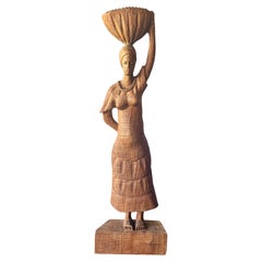 Escultura vintage de Roger François de arte popular haitiano, de madera tallada, representando a una mujer en el mercado, 1970