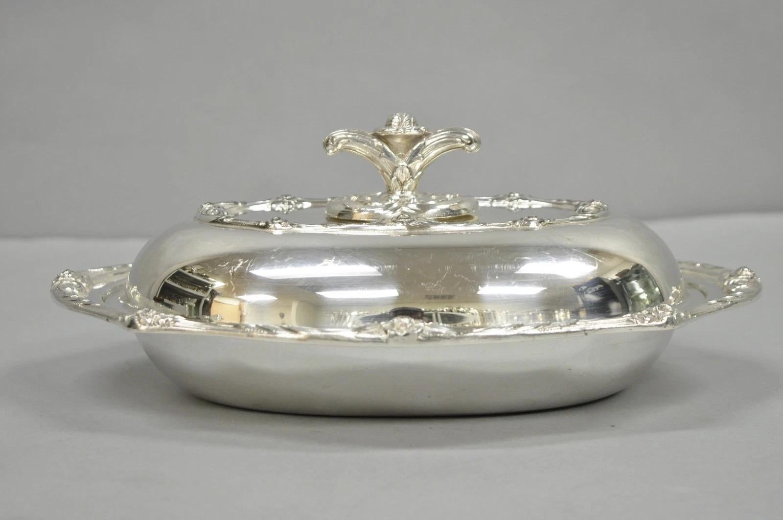 Piatto da portata Rogers 1881 Glenrose placcato in argento con coperchio per verdure. Circa metà del XX secolo. Misure: 5