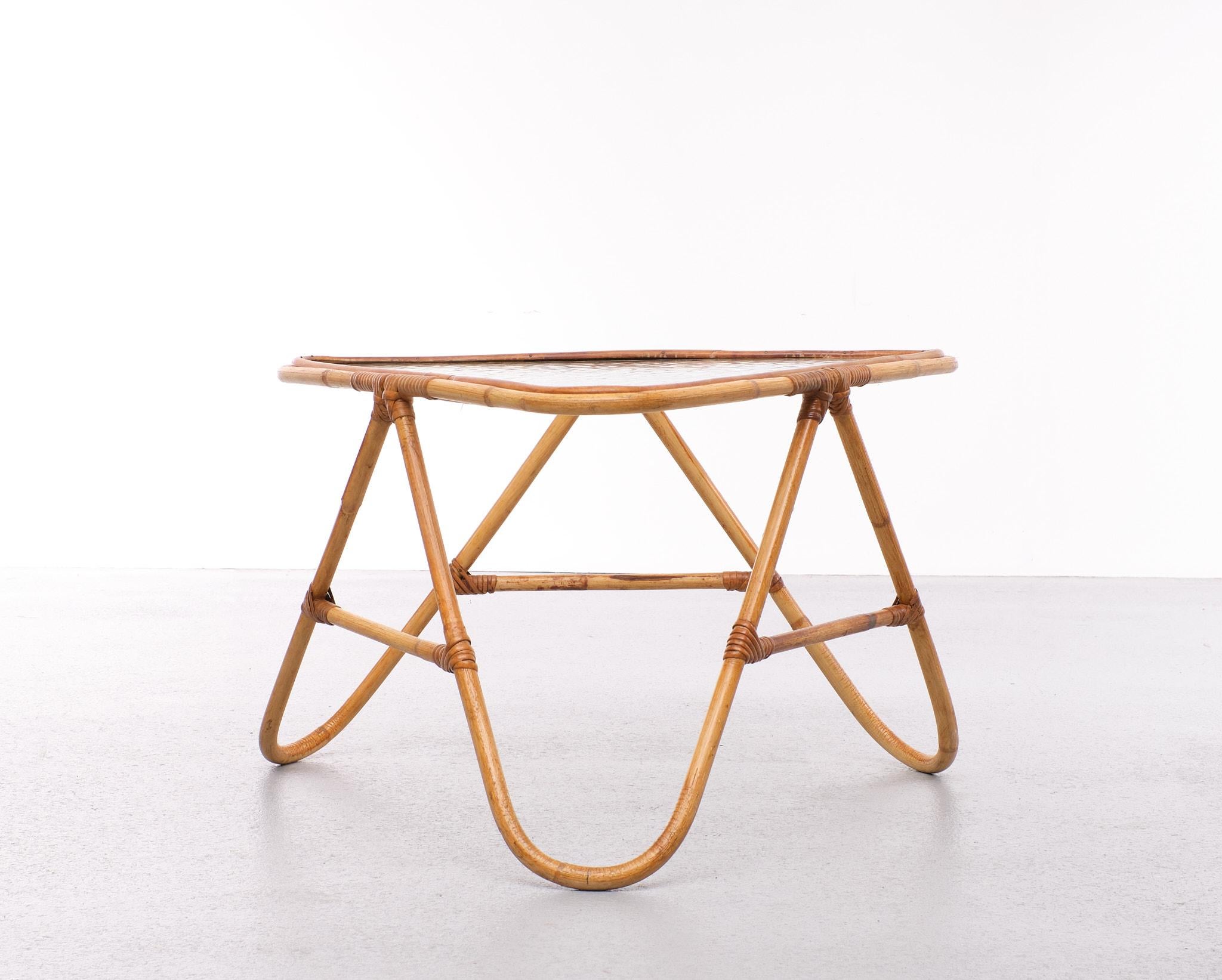 Très belle table basse en forme de triangle. Cadre en osier fait à la main, livré 
avec le plateau en verre ondulé d'origine. Néerlandais des années 1950. Pour l'intérieur et l'extérieur.