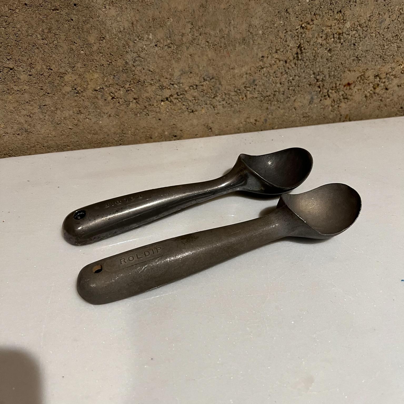 Vintage Roldip ice cream scooper Ohio Modern Airstream style USA
Measures: 7.5 length x 1.75 width x 1.25 tall
Maker stamped
Preowned original unrestored vintage condition
Refer to images please.


