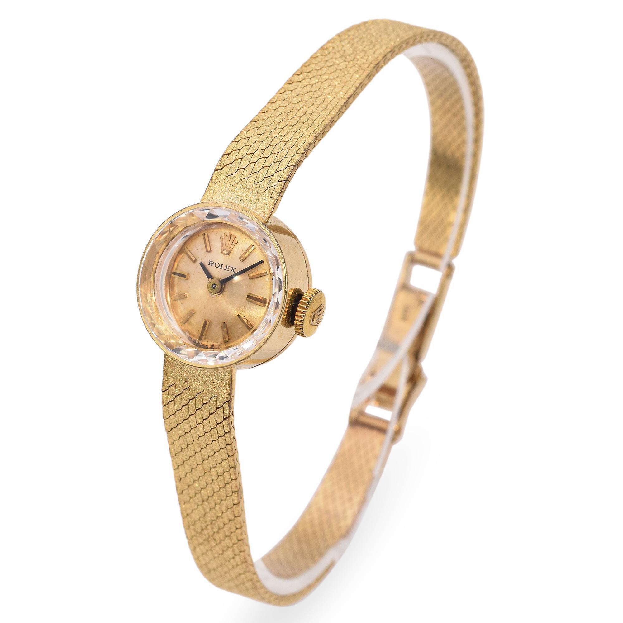 Elegant Mitte des 20. Jahrhunderts Rolex 14k Gold Damenuhr. Dieser exquisite Zeitmesser ist aus 14k Gold gefertigt. Das runde Zifferblatt ist goldfarben und wird durch einen massiven Gehäuseboden ergänzt. Die Uhr ist eine Automatikuhr, die die