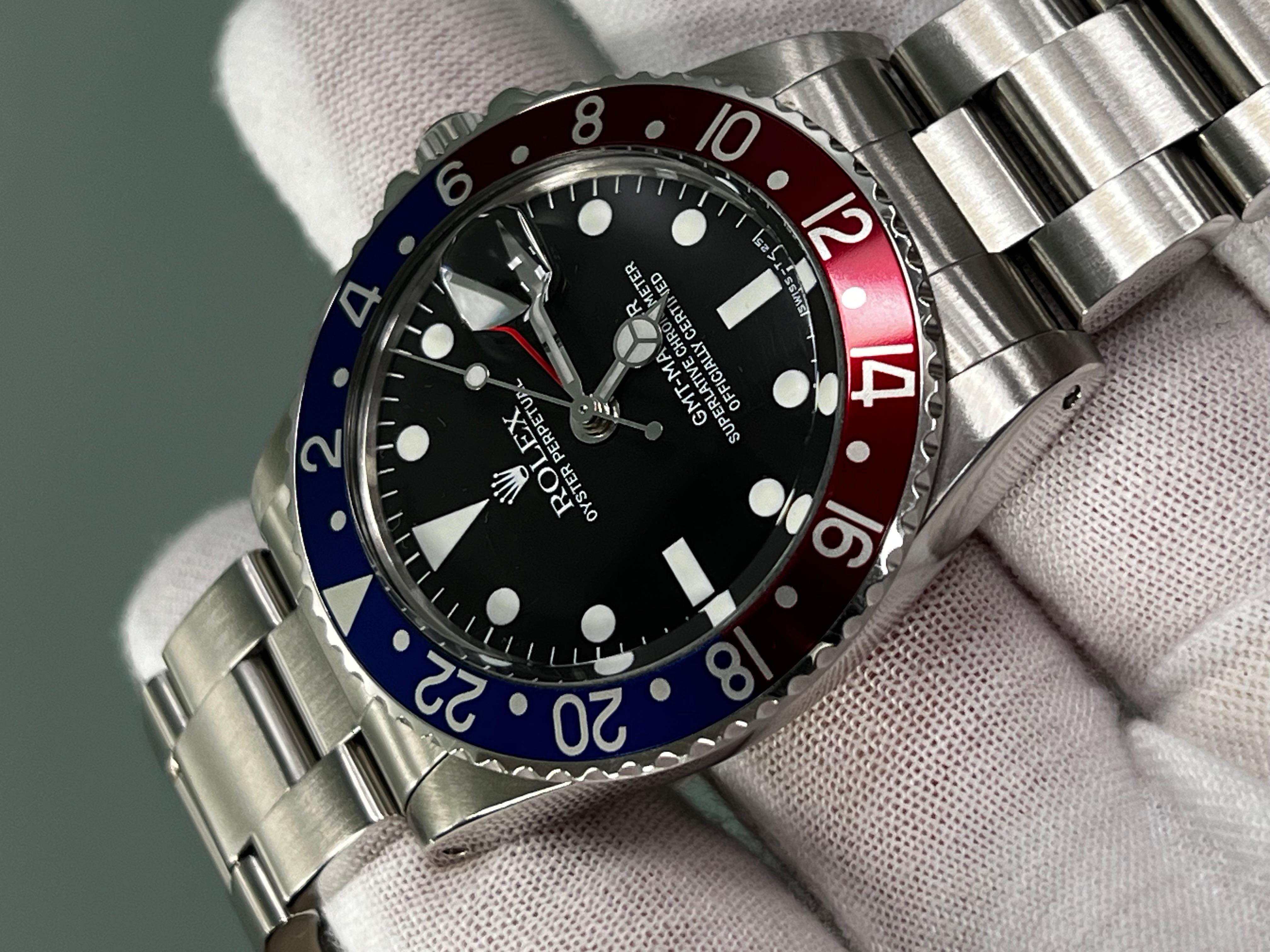 Vintage Rolex 1675 GMT Master Pepsi Red & Blue Stainless Steel Box Service Paper In Excellent Condition For Sale In San Diego, CA