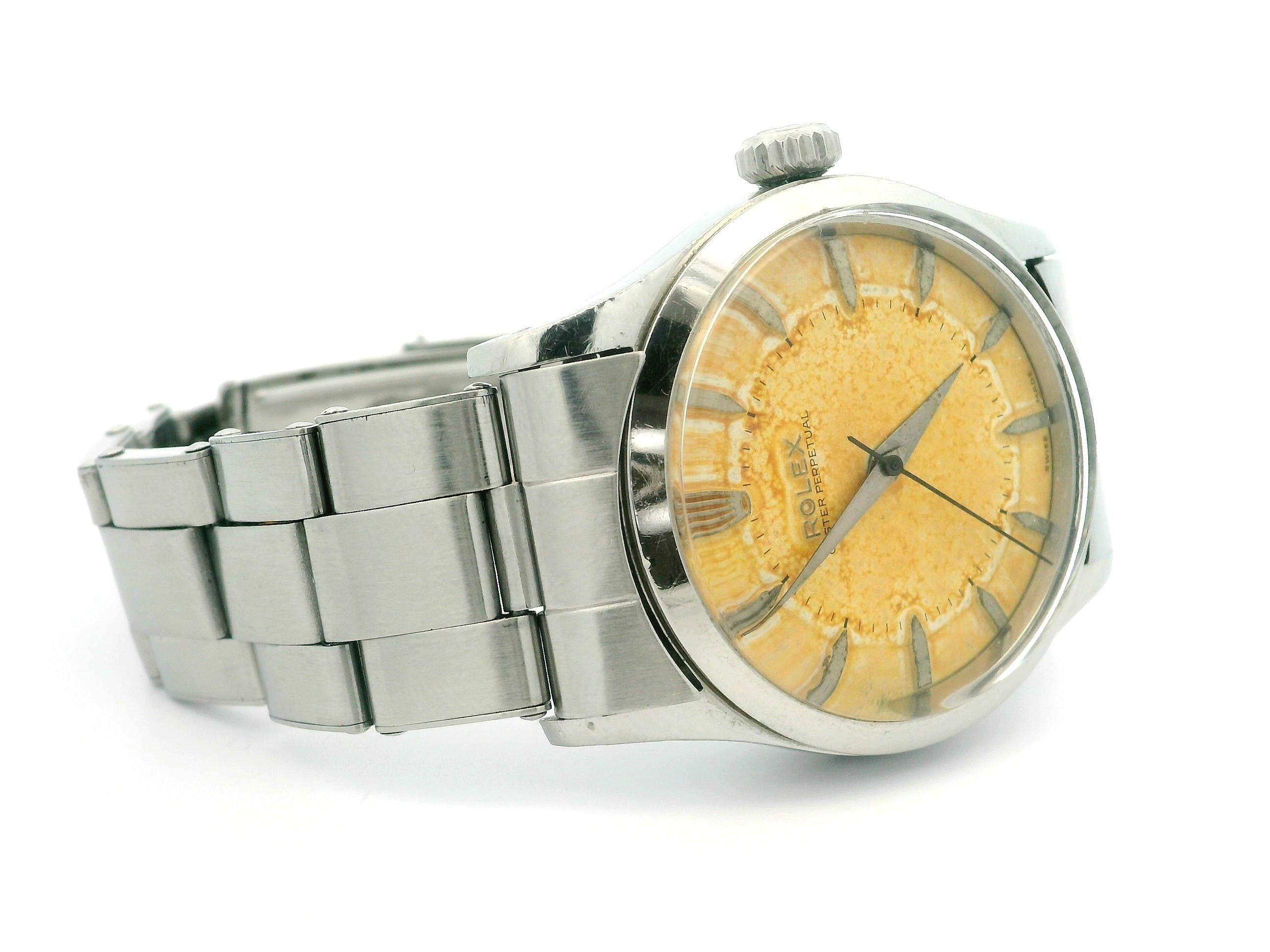 
Seriennummer des Uhrwerks:	95511
CIRCA:	1953
Gehäuse MATERIAL:	Rostfreier Stahl
Gehäuse-Durchmesser:	33mm
Länge des Riemens:	Armband passt bis zu 7 Zoll Handgelenk 
Höhe des Gehäuses:	42,1 mm (Ansatz zu Ansatz)
Bedingung:	Das Zifferblatt weist