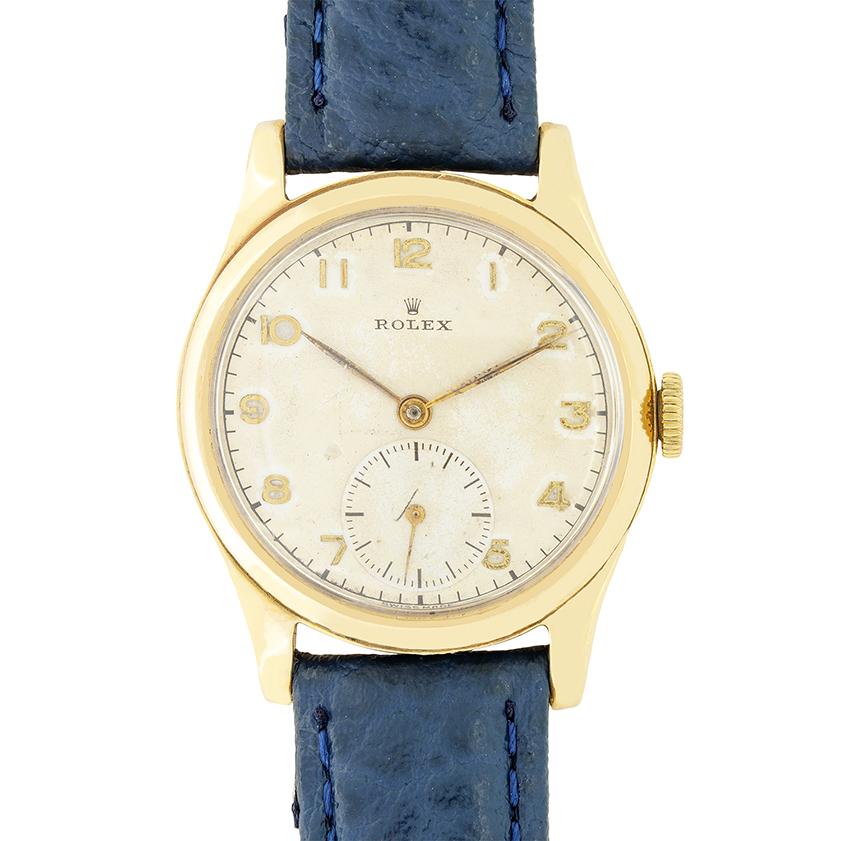Este precioso reloj Rolex vintage data de la década de 1949. La caja de oro amarillo de 9 quilates mide 30 mm de diámetro. Un movimiento Precision cal.700 de cuerda manual constituye el corazón del reloj. Los números arábigos marcan las horas, con