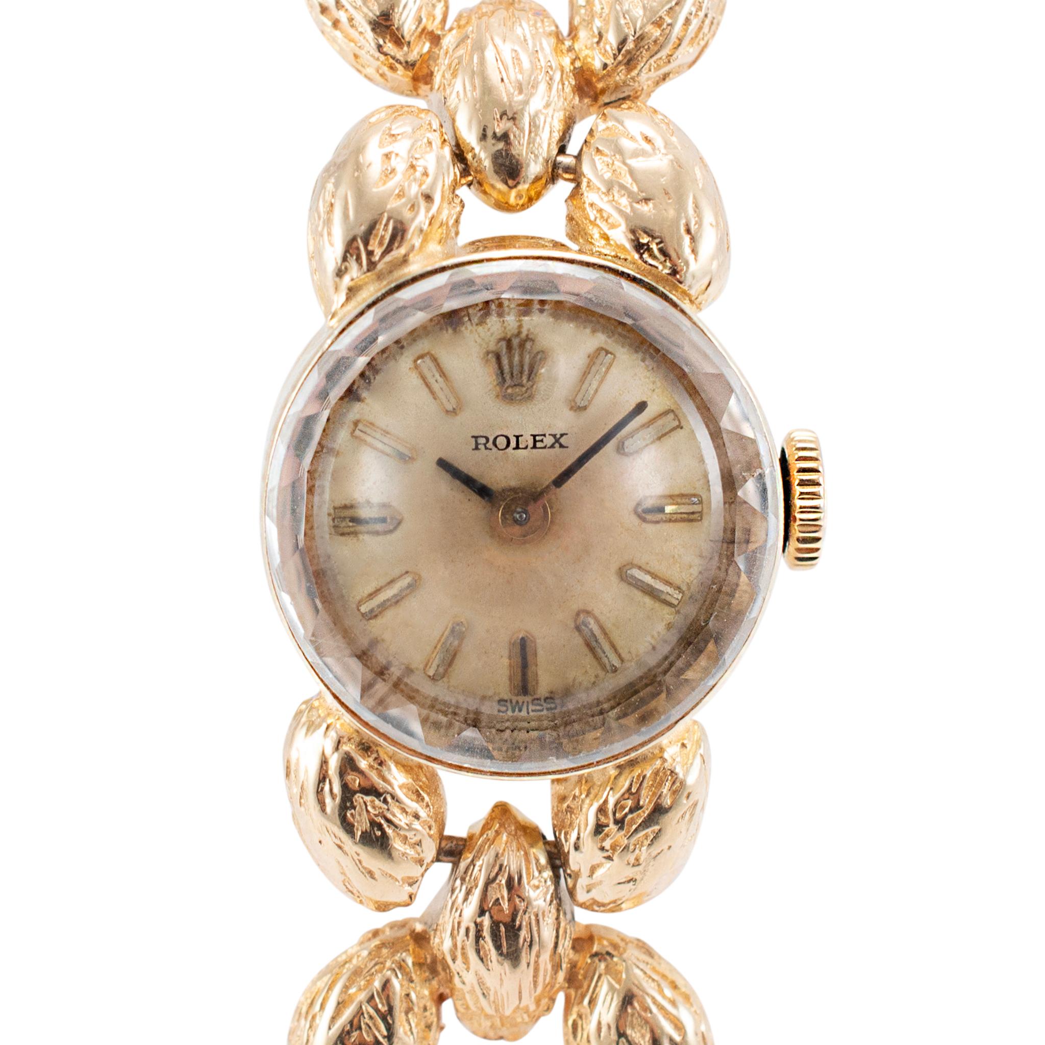 Marke: Rolex

Geschlecht: Damen

Metall Typ: 14K Gelbgold

Durchmesser: 15,00 mm

Gewicht: 27,28 Gramm

Damen 14K Gelbgold ROLEX Swiss made Uhr. Das Metall wurde getestet und es wurde festgestellt, dass es sich um 14 Karat Gelbgold handelt. Graviert