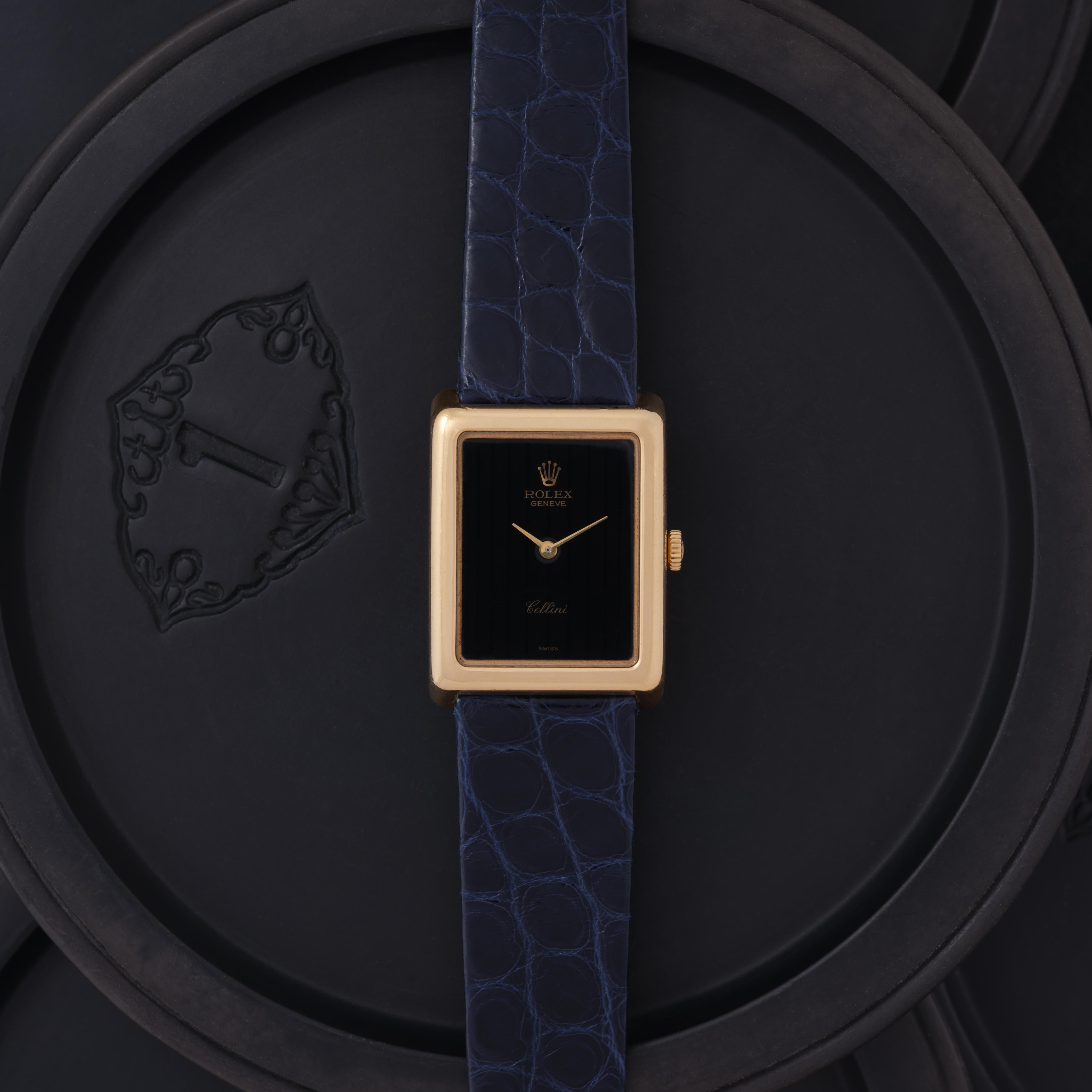 Rolex d'epoca modello 4103 Cellini in oro giallo 18k, quadrante a righe di grafite 23mm x 27mm, carica manuale, cinturino Navy, fibbia Rolex. Realizzato in Svizzera nel 1976 circa, include la scatola e i documenti originali / 32 grammi

Creatore: