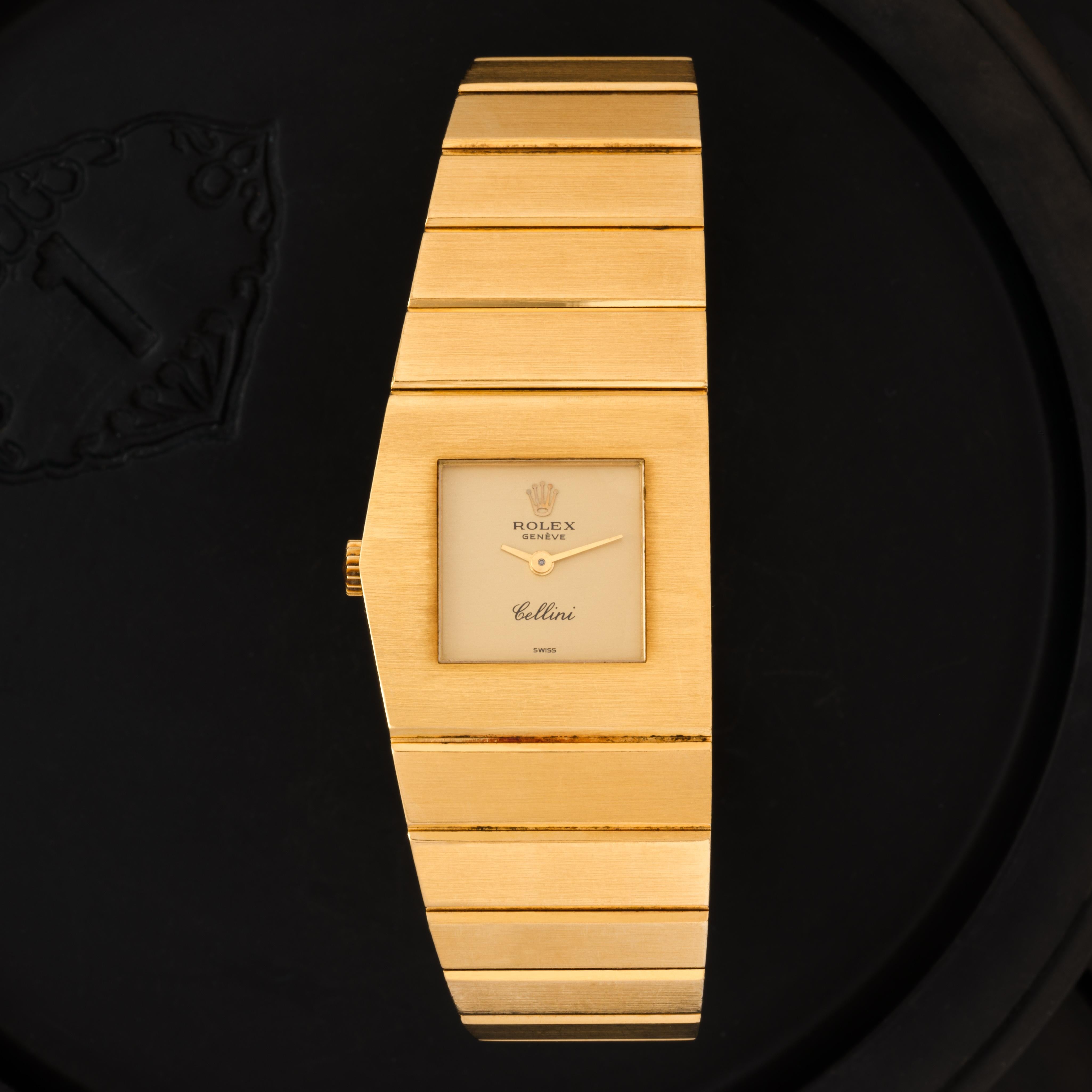 Fabricant : Rolex
Modèle : 4313 Cellini Queen Midas
Année : 1976
MATERIAL : Or jaune 18 carats
Mesures de l'étui : L 23,81 x H 24,0 mm
Mouvement : Vent manuel
Condit : Très bon état - non poli
Poids : 106 grammes
Taille : Ajustable, convient à un