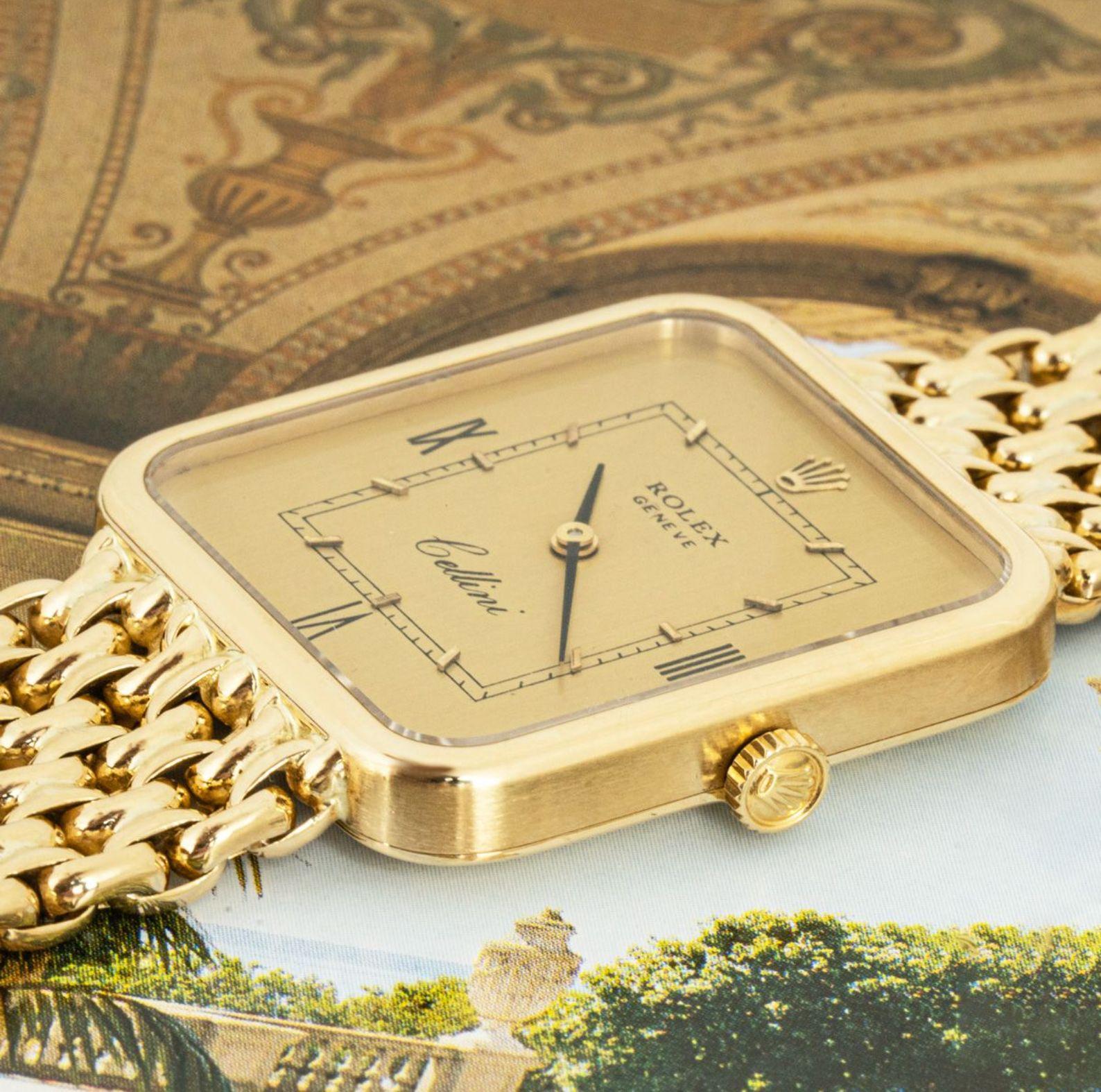 Un Cellini en or jaune de Rolex. Cadran champagne avec chiffres romains et lunette en or jaune. Dotée d'un verre saphir, d'un mouvement à remontage manuel et d'un bracelet en or jaune équipé d'un fermoir bijoutier Rolex.

Ce garde-temps est livré