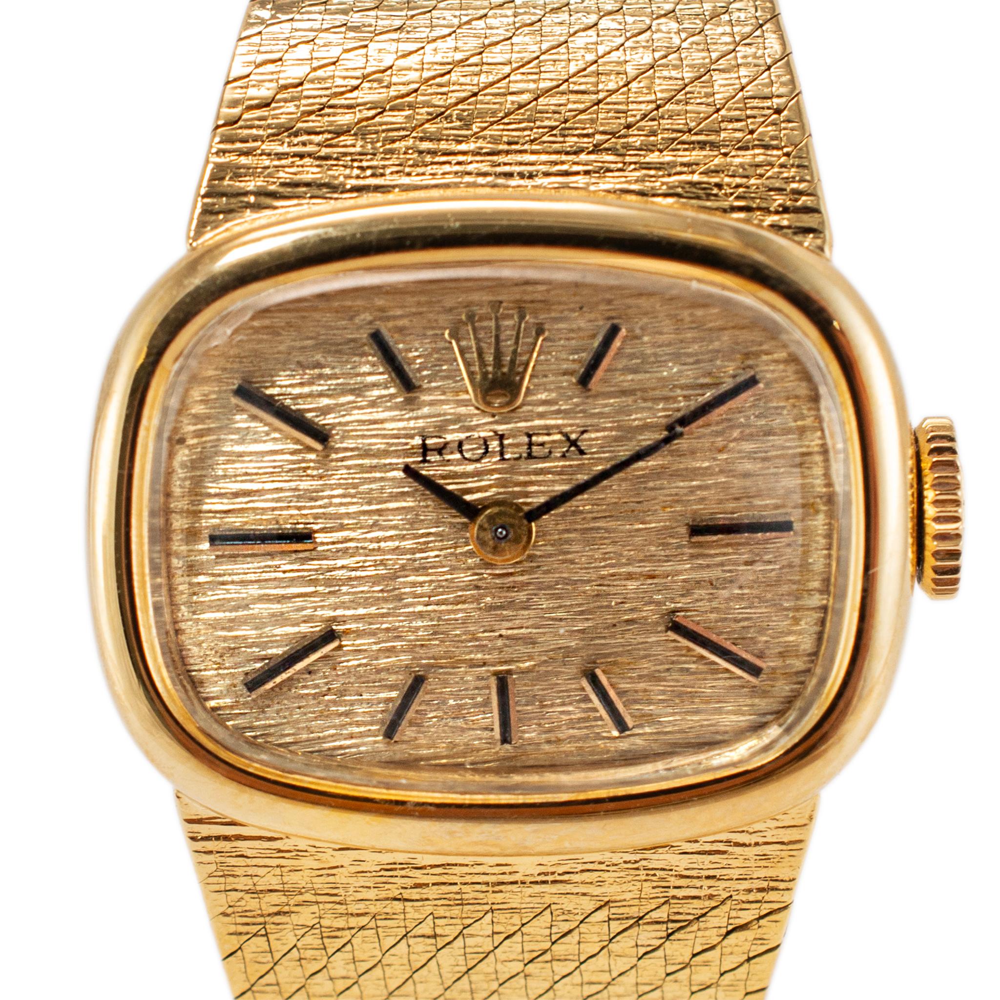 Marque : Rolex

Genre : Mesdames

Type de métal : Or jaune 14K

Diamètre : 21,00 mm

Poids : 29,84 grammes

Montre-bracelet ROLEX de fabrication suisse en or jaune 14 carats pour dames. Gravé 
