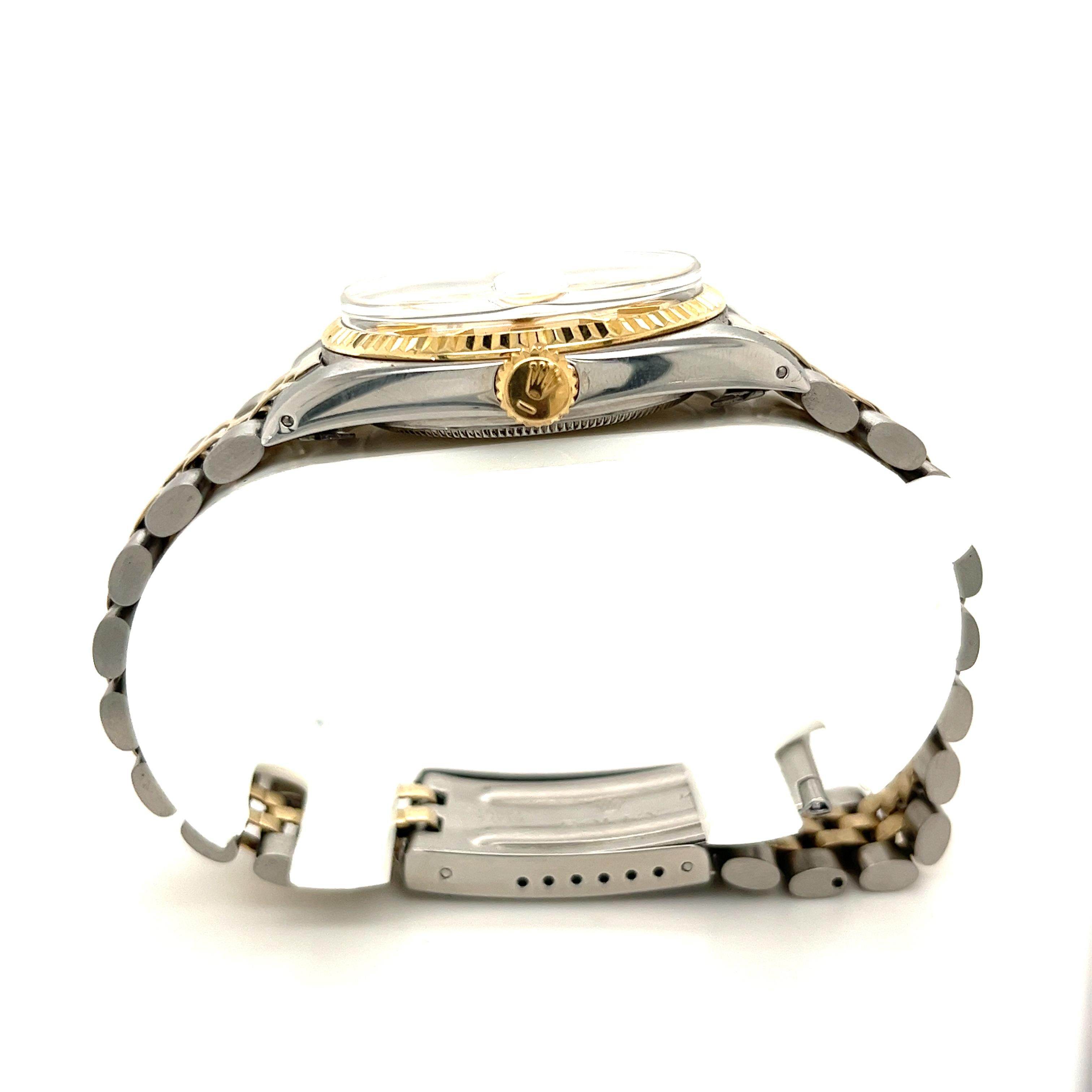 Rolex Montre Datejust bicolore en acier inoxydable avec superposition d'or 18 carats. Cadran de 36 mm, réf. 1601 Datejust avec cadran de couleur or et complication cyclope à 3 heures. La lunette cannelée est en cristal saphir. Toutes les pièces sont