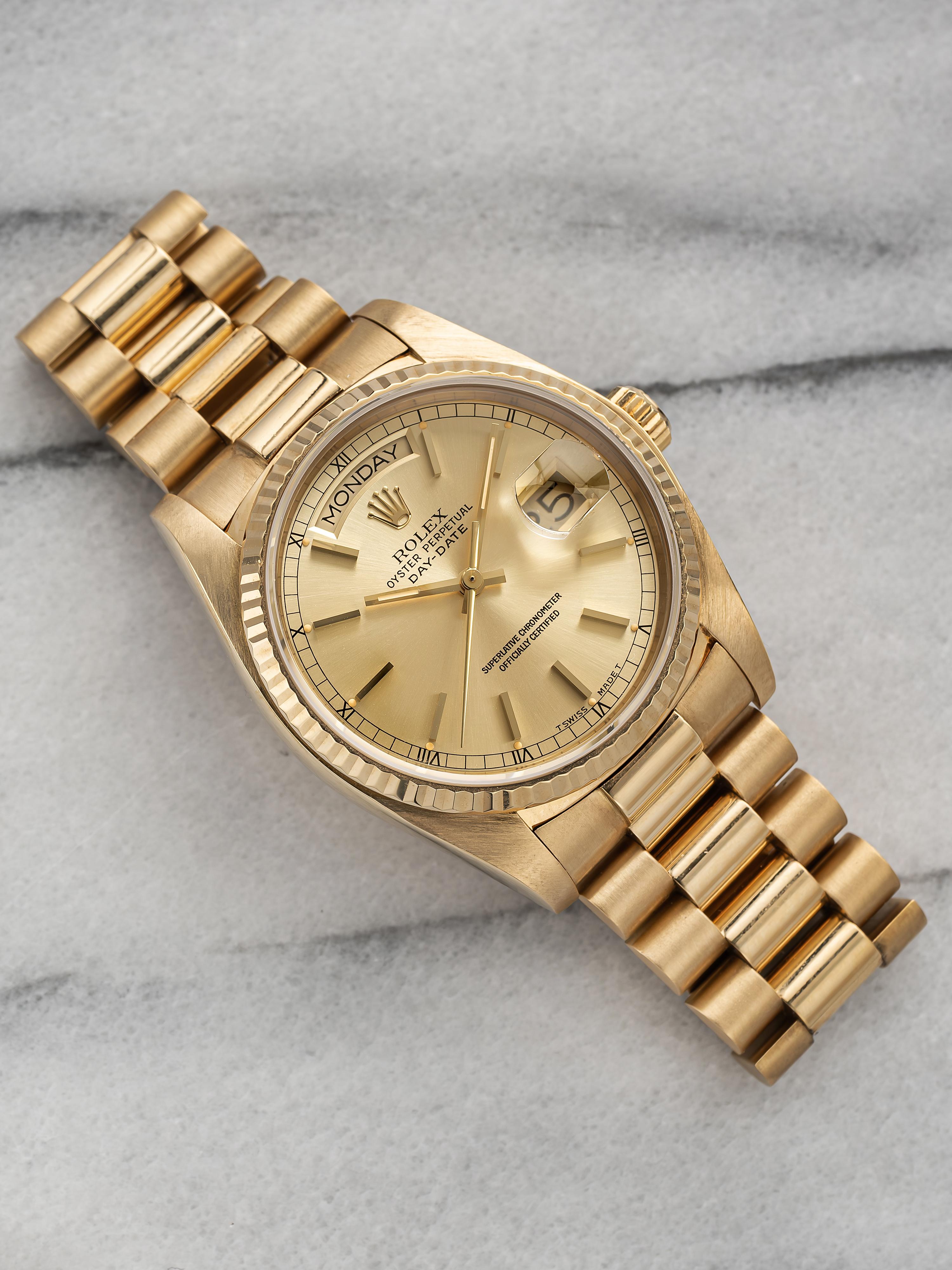 Aquí tienes un Rolex Day Date vintage referencia 18038 automático (sencillo rápido) con esfera champán soleada de oro amarillo de 18 quilates de la década de 1980. Las medidas incluyen una caja de 36 mm, un ancho de orejetas de 20 mm y una pulsera