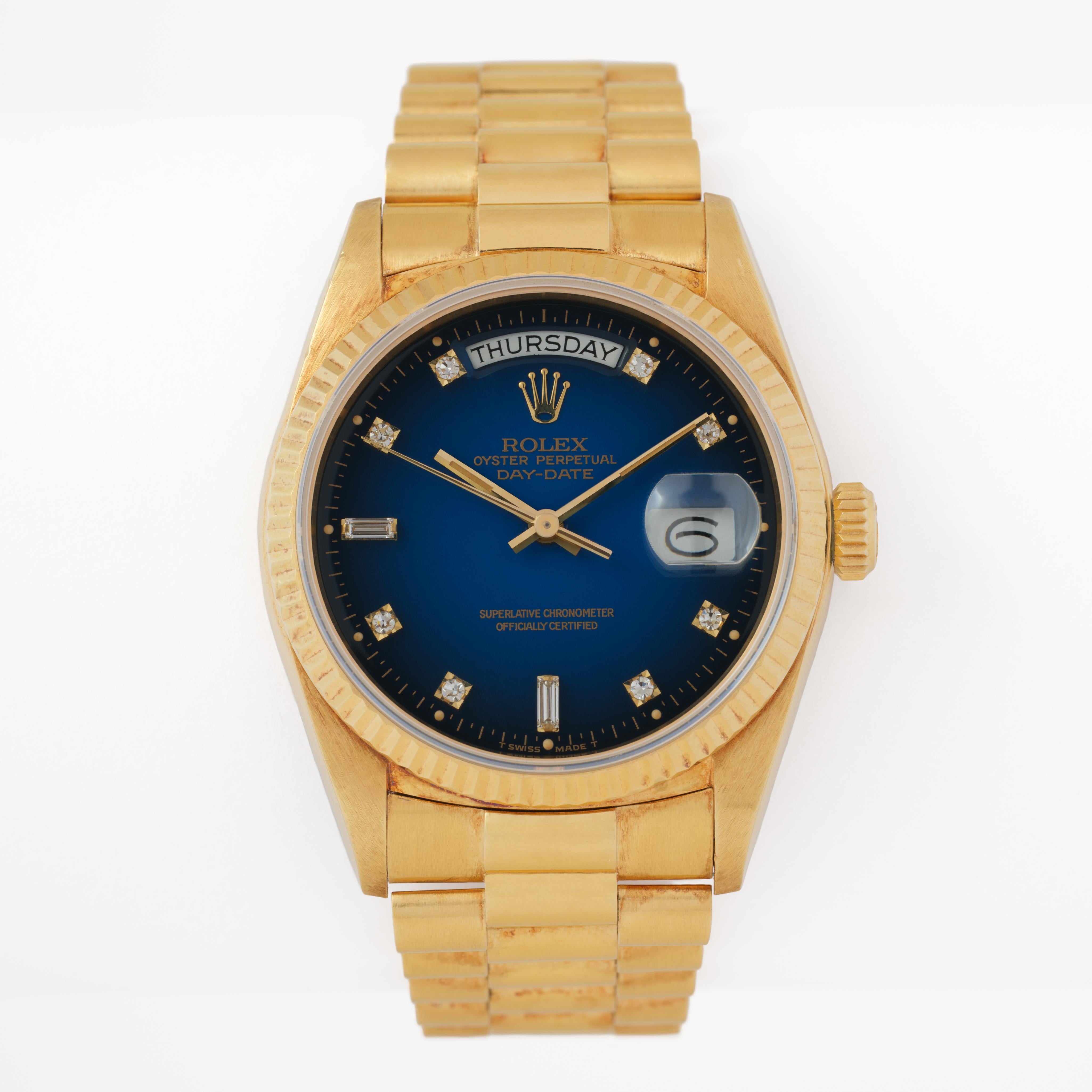 Moderne Vintage Rolex DayDate Model 18038 18k Yellow Gold 36mm Blue Vignette Dial B&P en vente