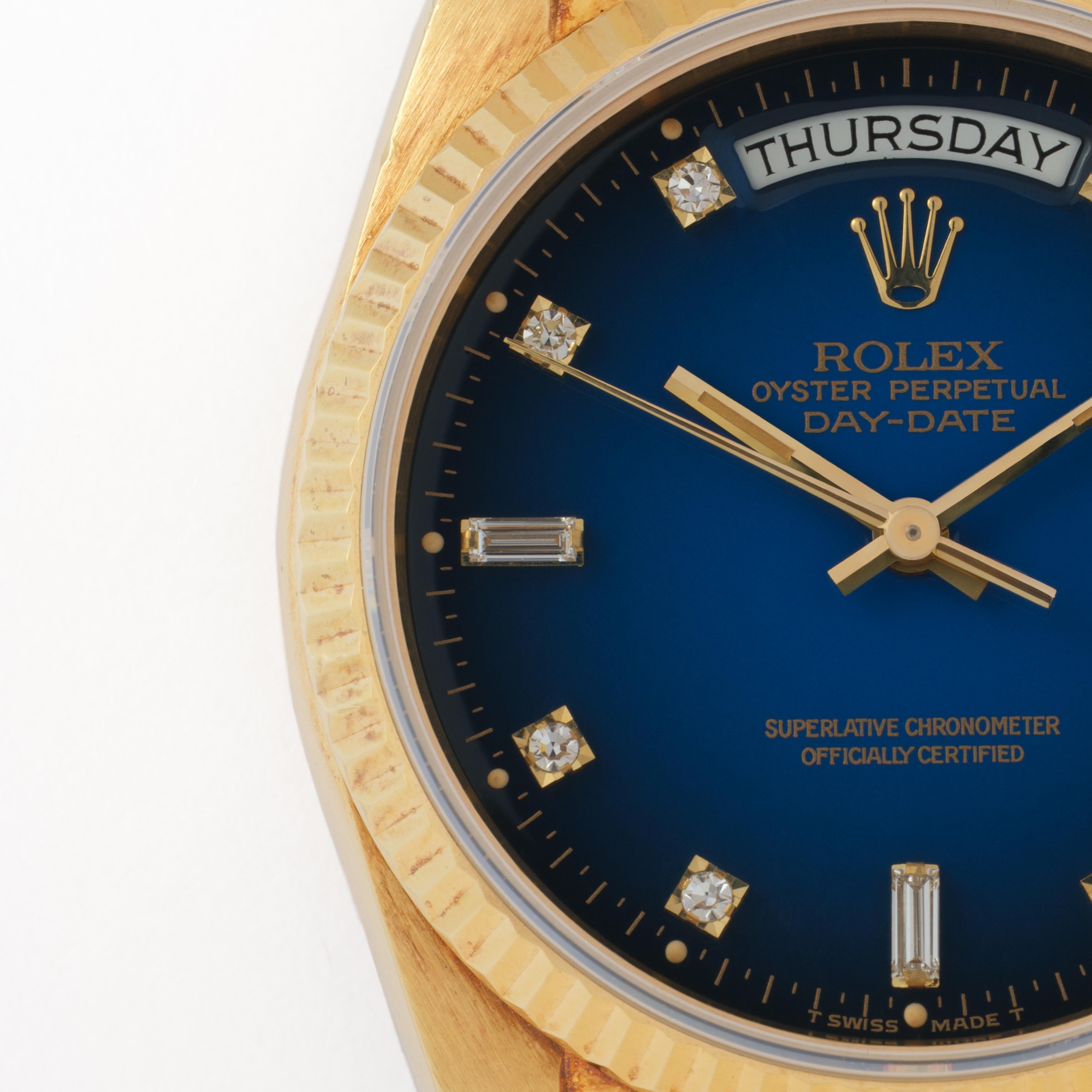 Vintage Rolex DayDate Model 18038 18k Yellow Gold 36mm Blue Vignette Dial B&P Bon état - En vente à New York, NY