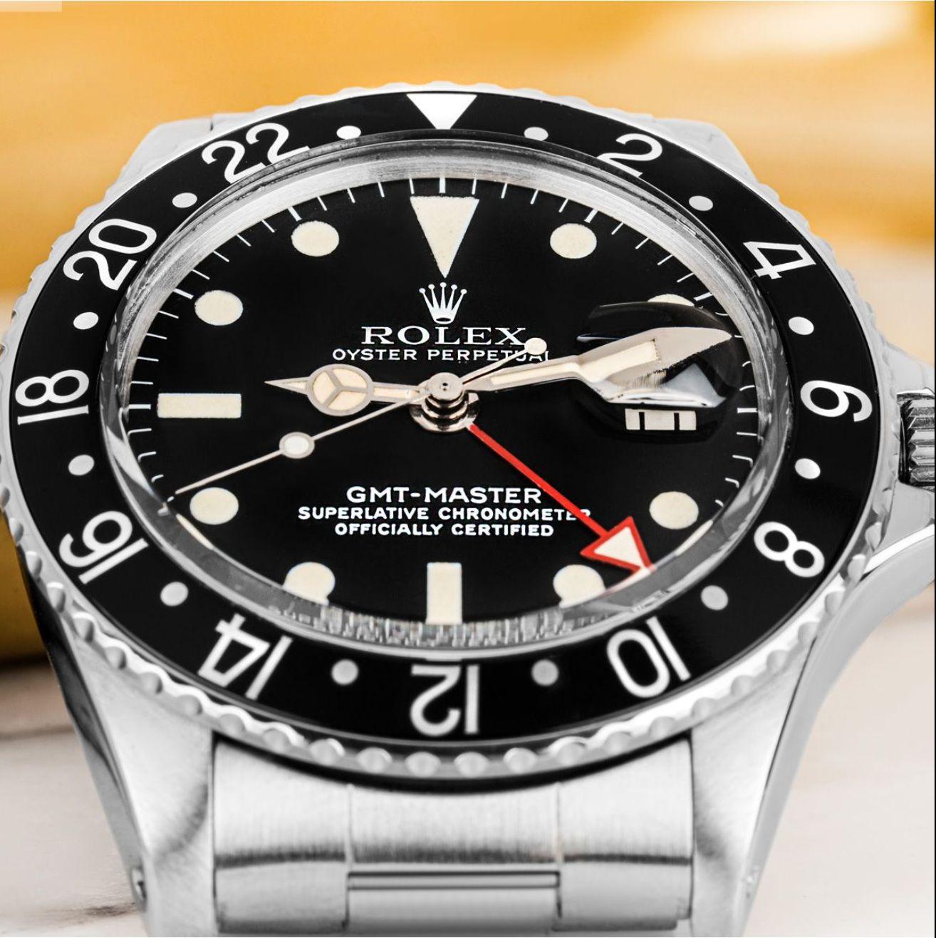 A vintage stainless steel GMT-Master by Rolex. Featuring a matte black dial with applied hour markers, a date aperture and a stainless steel bi-directional rotating bezel with a black bezel insert.

Fitted with a plastic glass, a self-winding