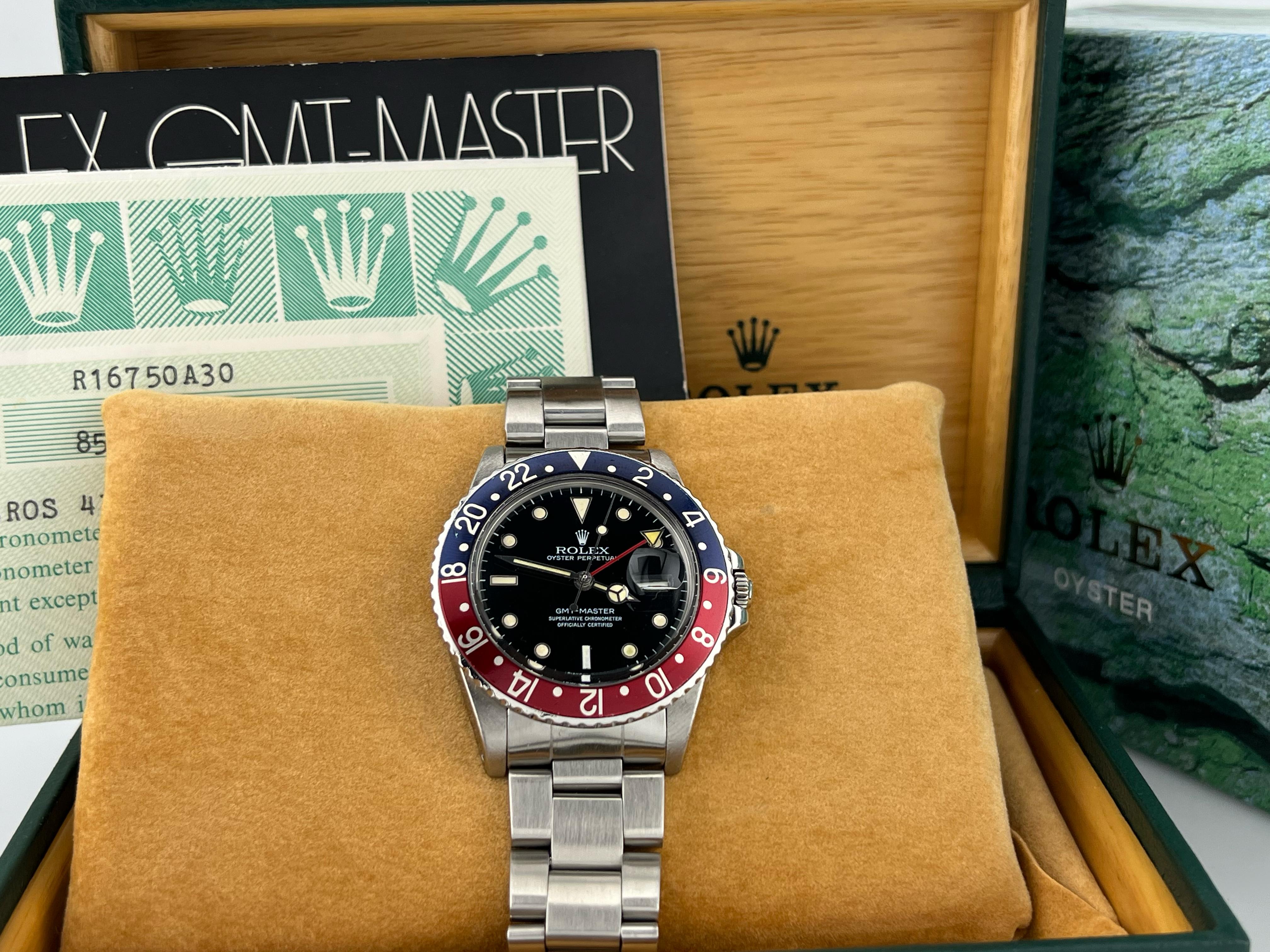 Stilnummer: 16750



Seriennummer: 8591***



Jahr: 1984

 

Modell: Rolex GMT Master

 

MATERIAL des Gehäuses: Rostfreier Stahl 

 

Band: Rostfreier Stahl 

 

Lünette: Pepsi-Rot und Blau 

 

Wählen:  Schwarzes Zifferblatt - SPIDER DIAL

