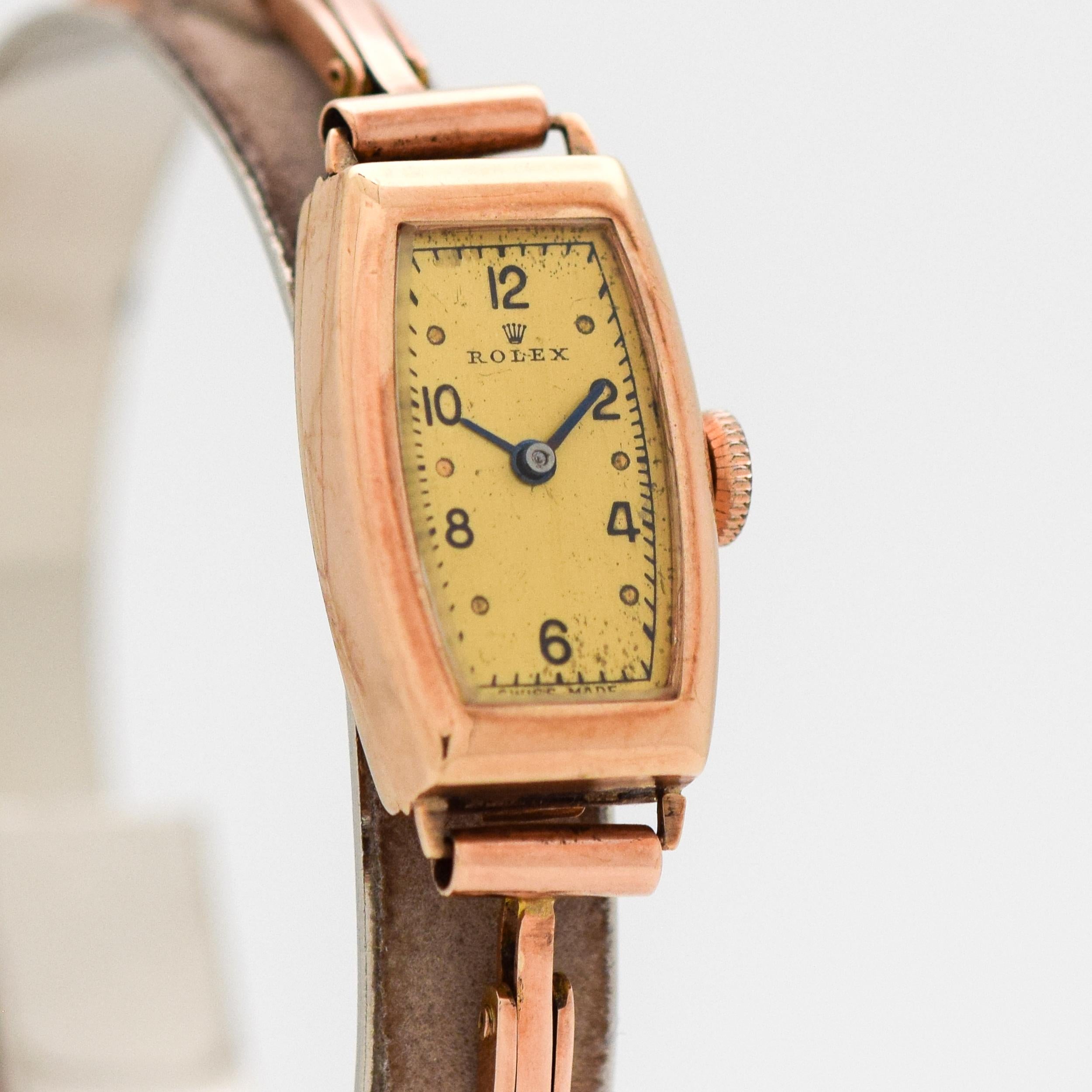 1930's Vintage Rolex Damen 9K Rose Gold Uhr mit Gold-Zifferblatt mit schwarzen arabischen 2, 4, 6, 8, 10, und 12 Zahlen mit 9K Rose Gold Stretchy Armband. 13mm x 27mm Stollen zu Stollen (0,51 in. x 1,06 in.) - 15 Juwelen, manuelle Kaliber Bewegung.