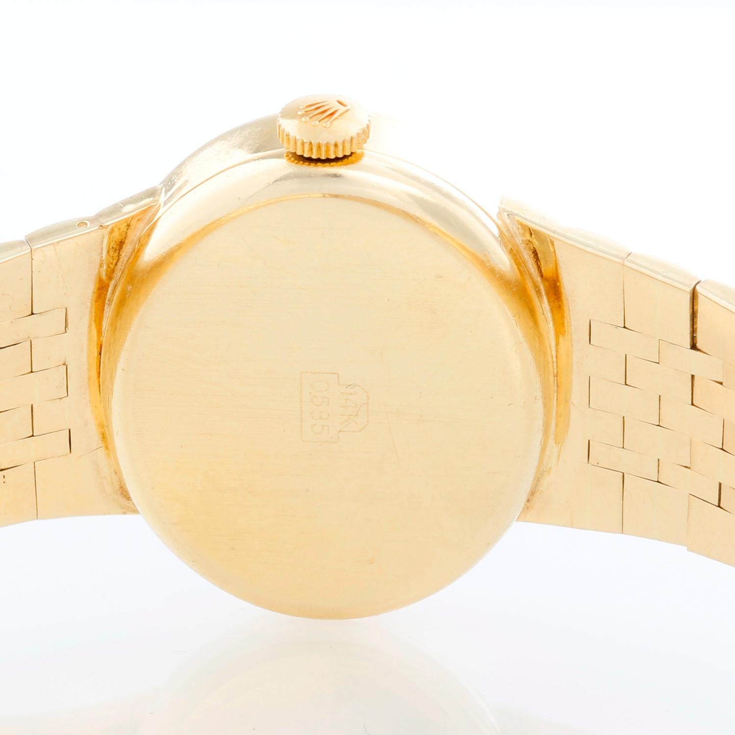 Vintage Rolex Ladies Manual Watch Ref 8383 - Handaufzug. 14K Gelbgold (27 mm x 22 mm). Champagnerfarbenes Zifferblatt mit Strichindizes. Jubiläumsarmband mit Scharnierschließe; passt bis zu einem Handgelenk von 6 3/4 Zoll. Pre-owned mit Rolex-Box.