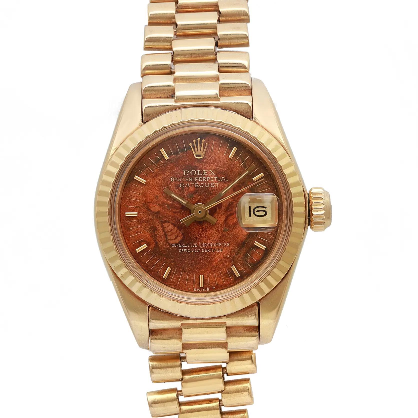 La bande est très lâche. Il y a une micro éraflure au centre du cadran qui n'est visible qu'en cas d'inspection minutieuse.


Informations sur la marque et le modèle :
Marque : Rolex
Modèle : Rolex Datejust 6917
Numéro de modèle : 6917

Type et