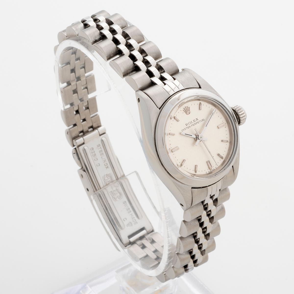 Our vintage Rolex Lady Oyster Perpetual features a stainless steel case, classical jubilee bracelet and lightly patinated white dial. Presented in excellent condition given its age, this is a superb and usable ladies Rolex, with instant recognition