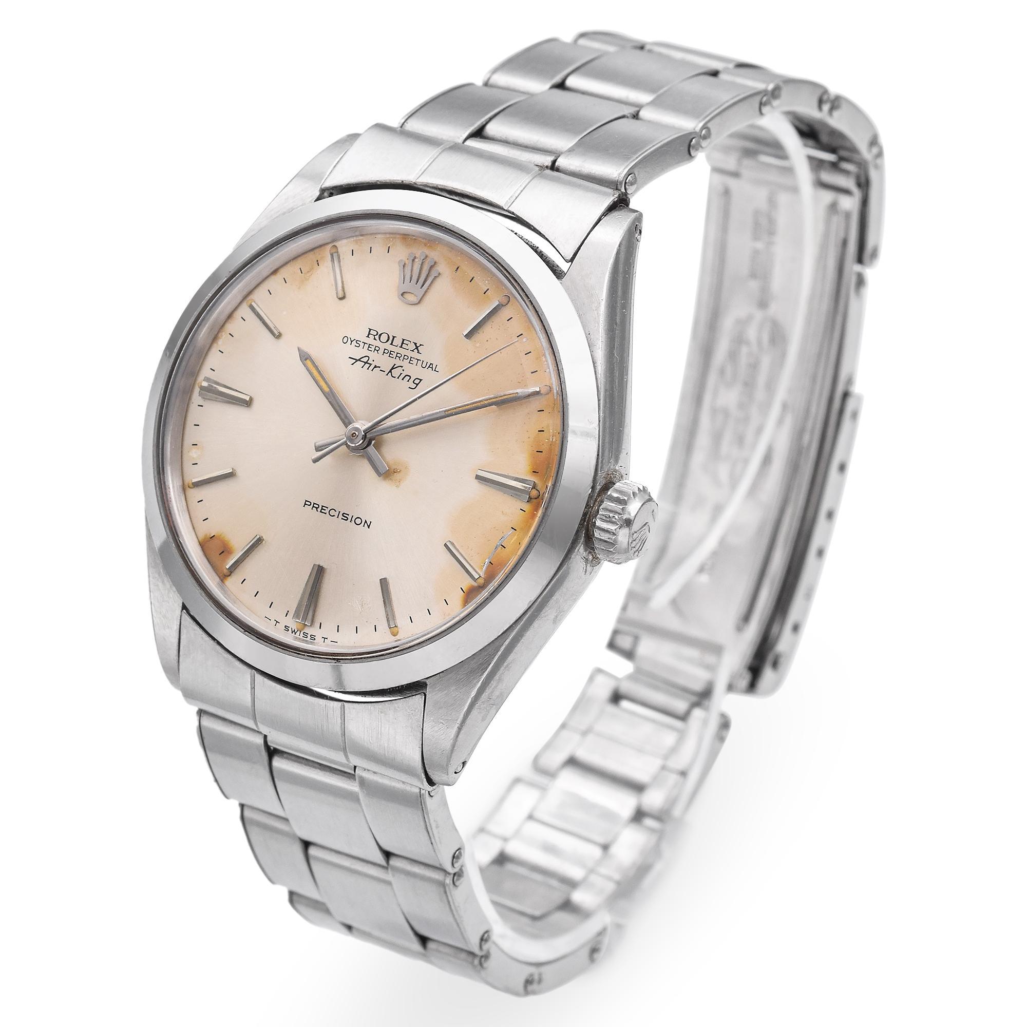 Marque : Rolex 
Modèle : Air King
Numéro de référence : 5500
Taille du boîtier : 34 mm 
Mouvement : Automatique
Matériau : Acier inoxydable
Poids : 67 grammes 
Condit : L'heure est exacte, le cristal est fissuré et le cadran est taché par l'humidité.