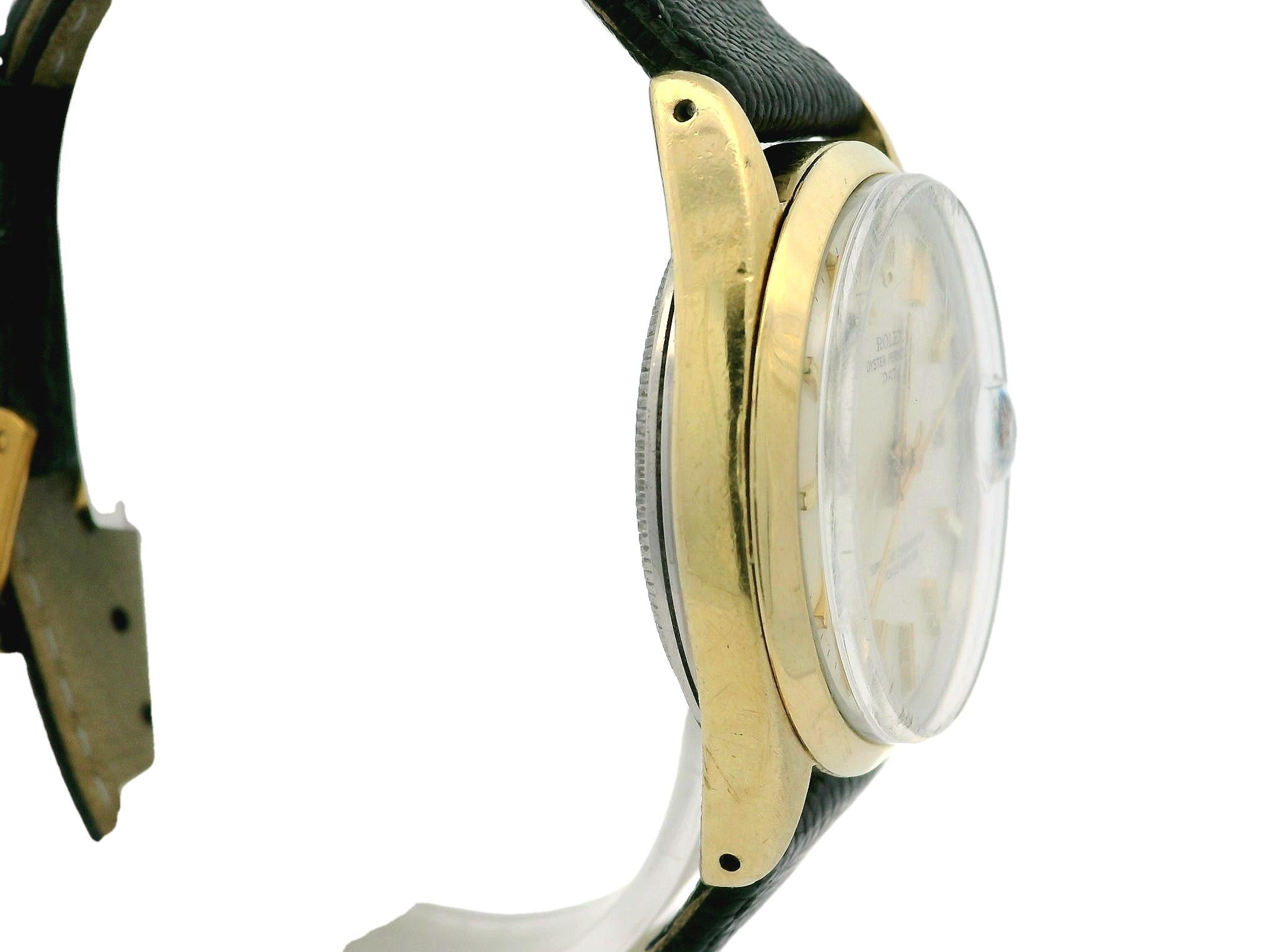 Uhrmacher: Rolex
Uhrwerk: Swiss Made - Automatik - Selbstaufzug
MATERIAL des Gehäuses: Edelstahl vergoldet
Gewicht: 50 Gramm
Gehäusegröße (Durchmesser): 34mm (ohne die Krone)
Höhe: 40 mm (Ansatz zu Ansatz)
Riemen: Echtes schwarzes Leder mit