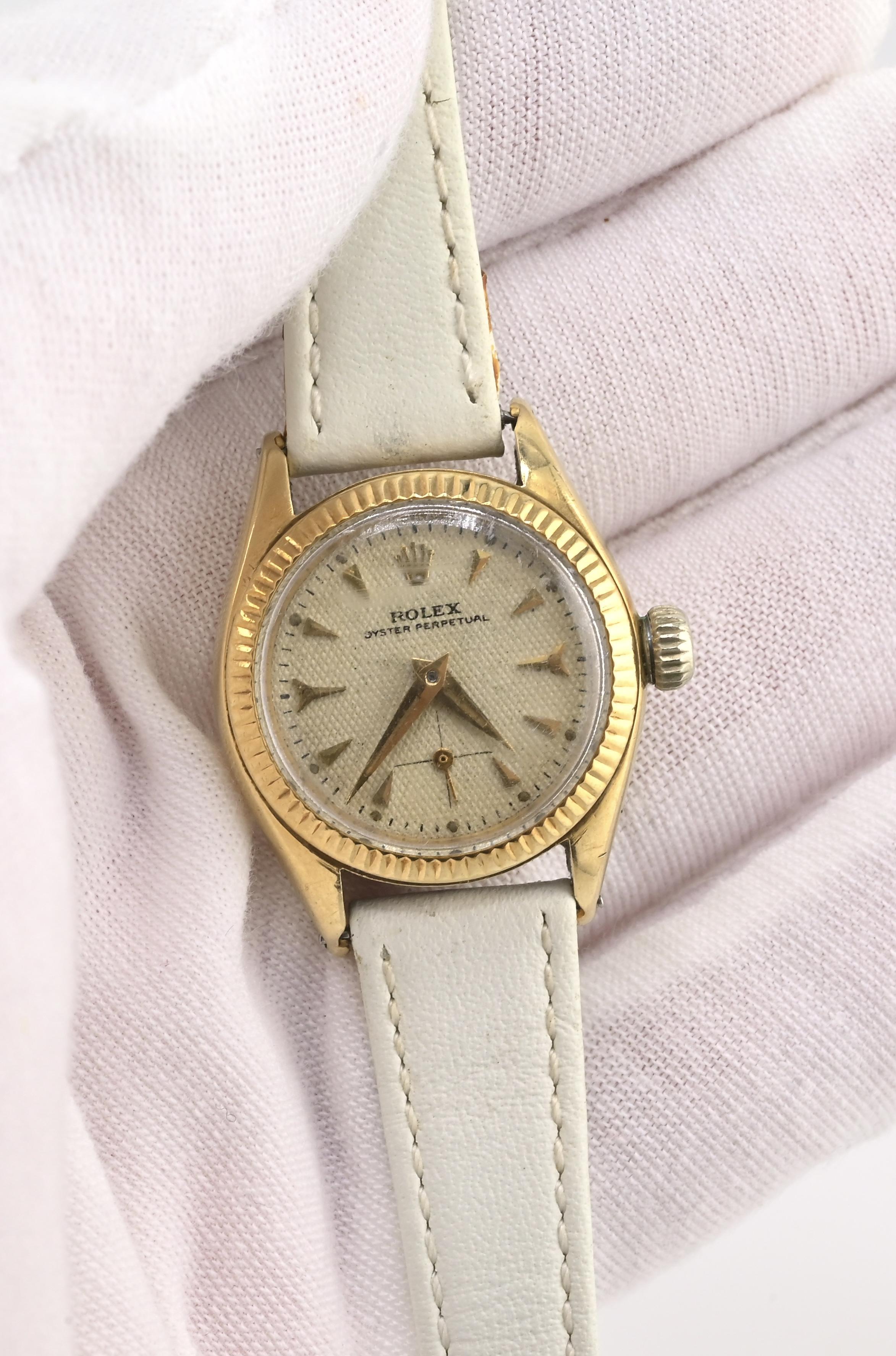 Vintage Rolex Oyster Perpetual Ladies 6509 • Or jaune 14K • Cadran en nid d'abeille en vente 2