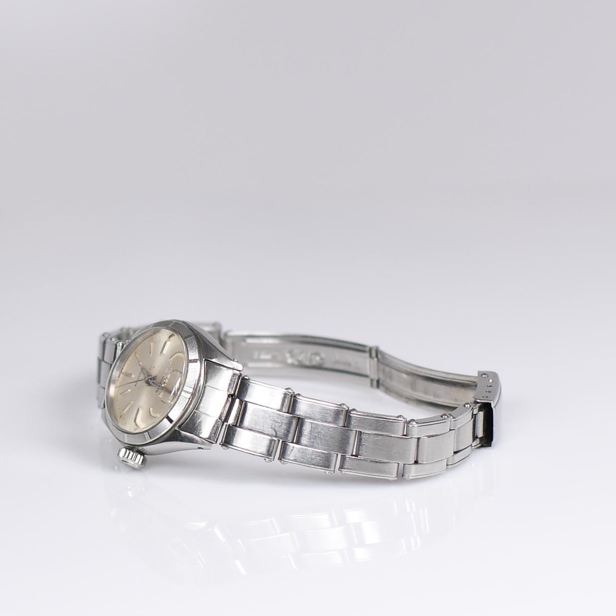 L'Oyster Precision de Rolex est presque identique à l'Oyster Perpetual. La plus grande différence entre les deux modèles est que l'Oyster Perpetual est animée par un mouvement automatique, tandis que l'Oyster Precision est animée par un mouvement à
