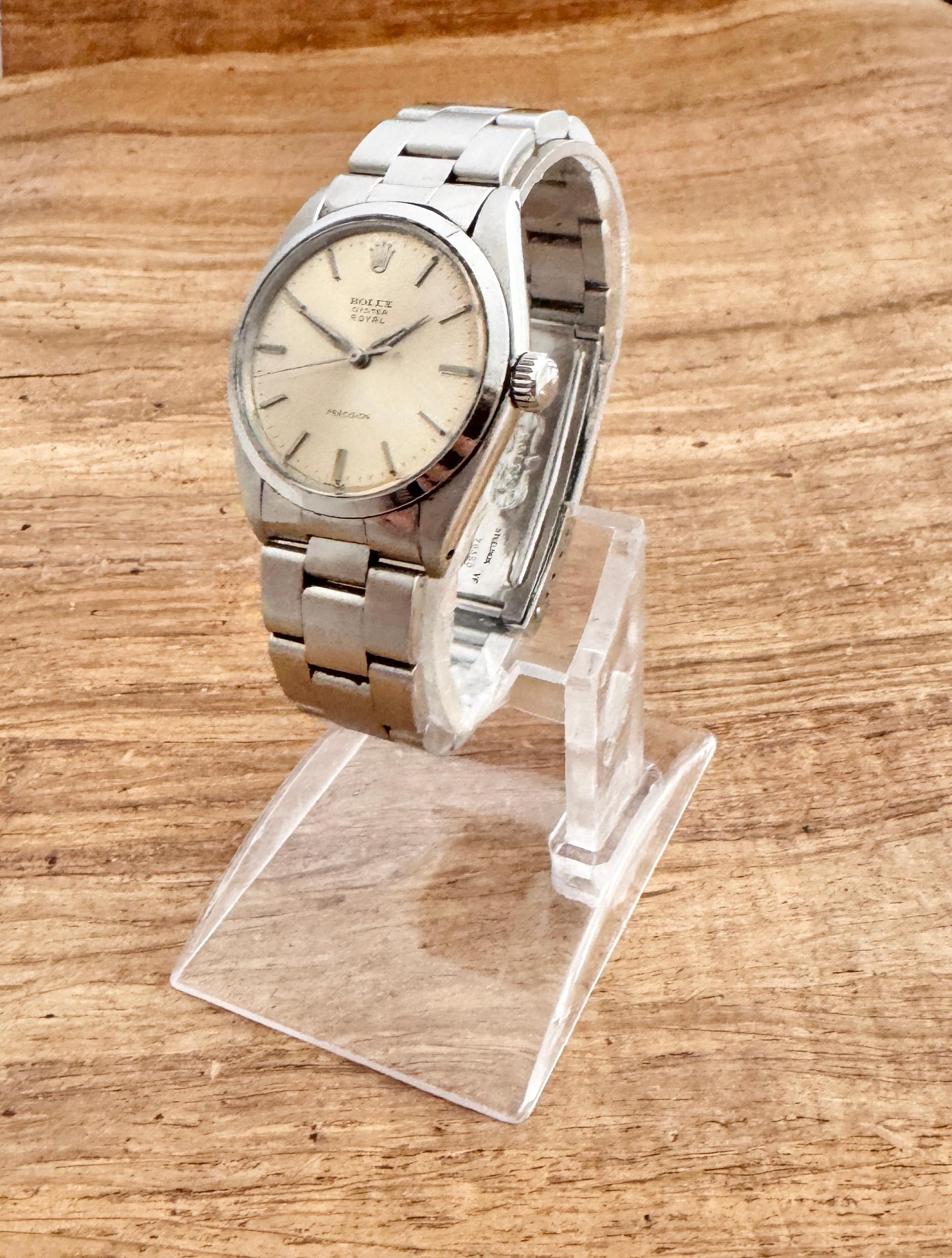Marke : Rolex

Modell: Oyster Präzision Royal

Referenznummer: 6426

Land der Herstellung: Schweiz

Uhrwerk: Handaufzug

MATERIAL des Gehäuses: Stahl

Maße: 35mm Durchmesser (ohne Krone)

Band Typ : Edelstahl mit markierter Schließe

Band Zustand: