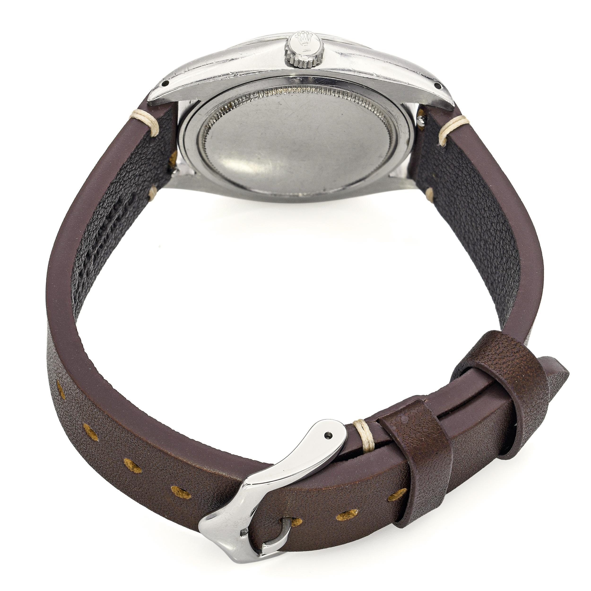 Un clásico atemporal de Rolex, este Oysterdate Precision vintage referencia 6694 encarna la elegancia discreta y la artesanía duradera. El reloj presenta una caja de acero inoxidable con bisel liso, combinada con una esfera plateada con efecto sol