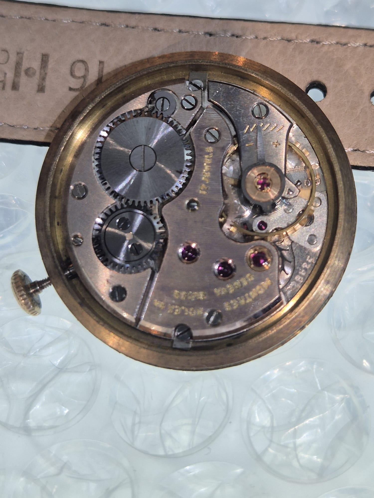 Récemment révisée dans notre atelier, cette Rolex Precision 12868 vintage en or jaune 9ct fonctionne exceptionnellement bien - et nous le garantissons. Dotée d'un nouveau bracelet et de la boucle en or jaune Rolex d'origine, elle présente une