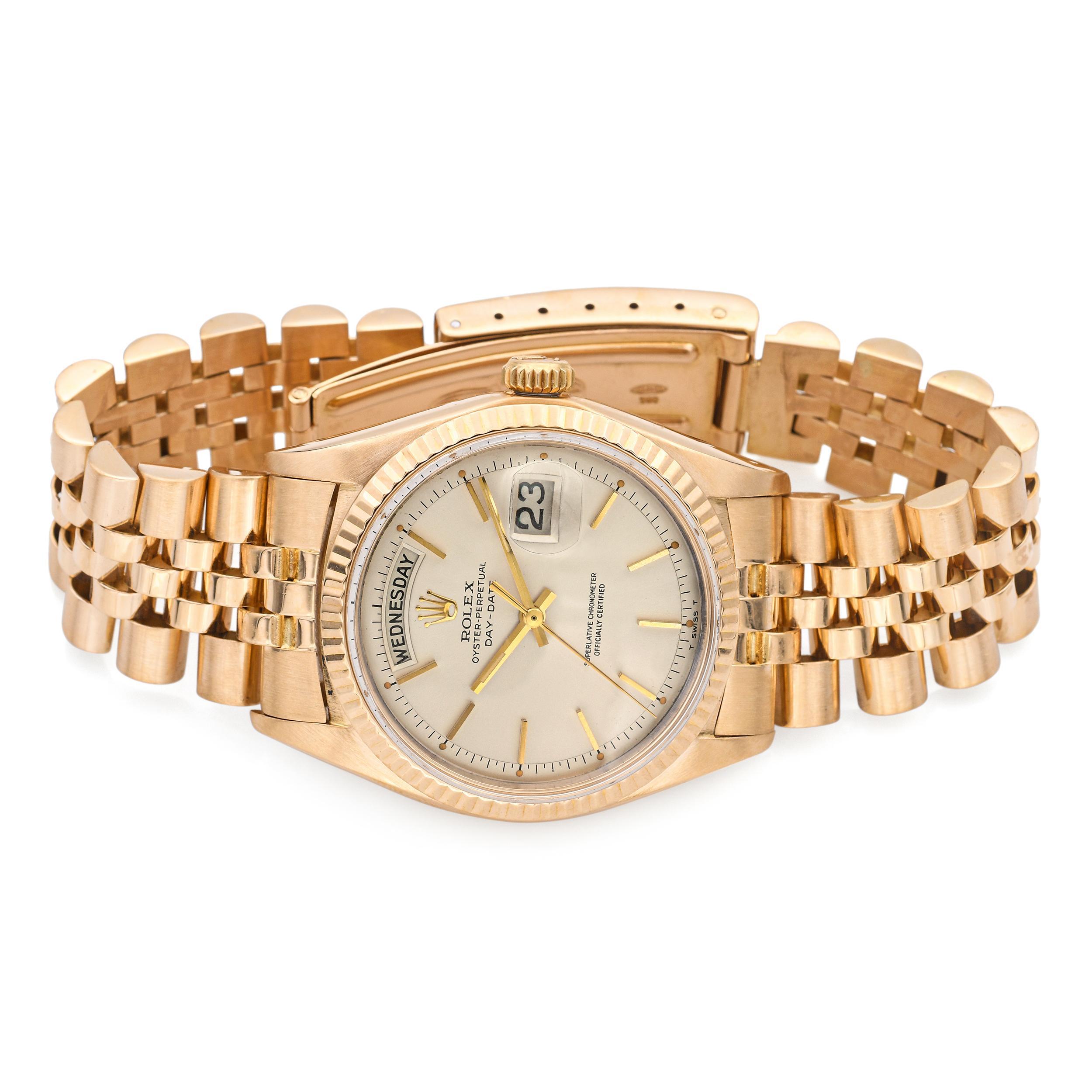 Diese klassische Vintage Rolex Day-Date Ref. 1803 ist aus 18 Karat Gelbgold gefertigt und verkörpert den ikonischen Presidential-Stil. Sie verfügt über ein klares Zifferblatt mit der charakteristischen Tages- und Datumsanzeige, die sowohl Eleganz