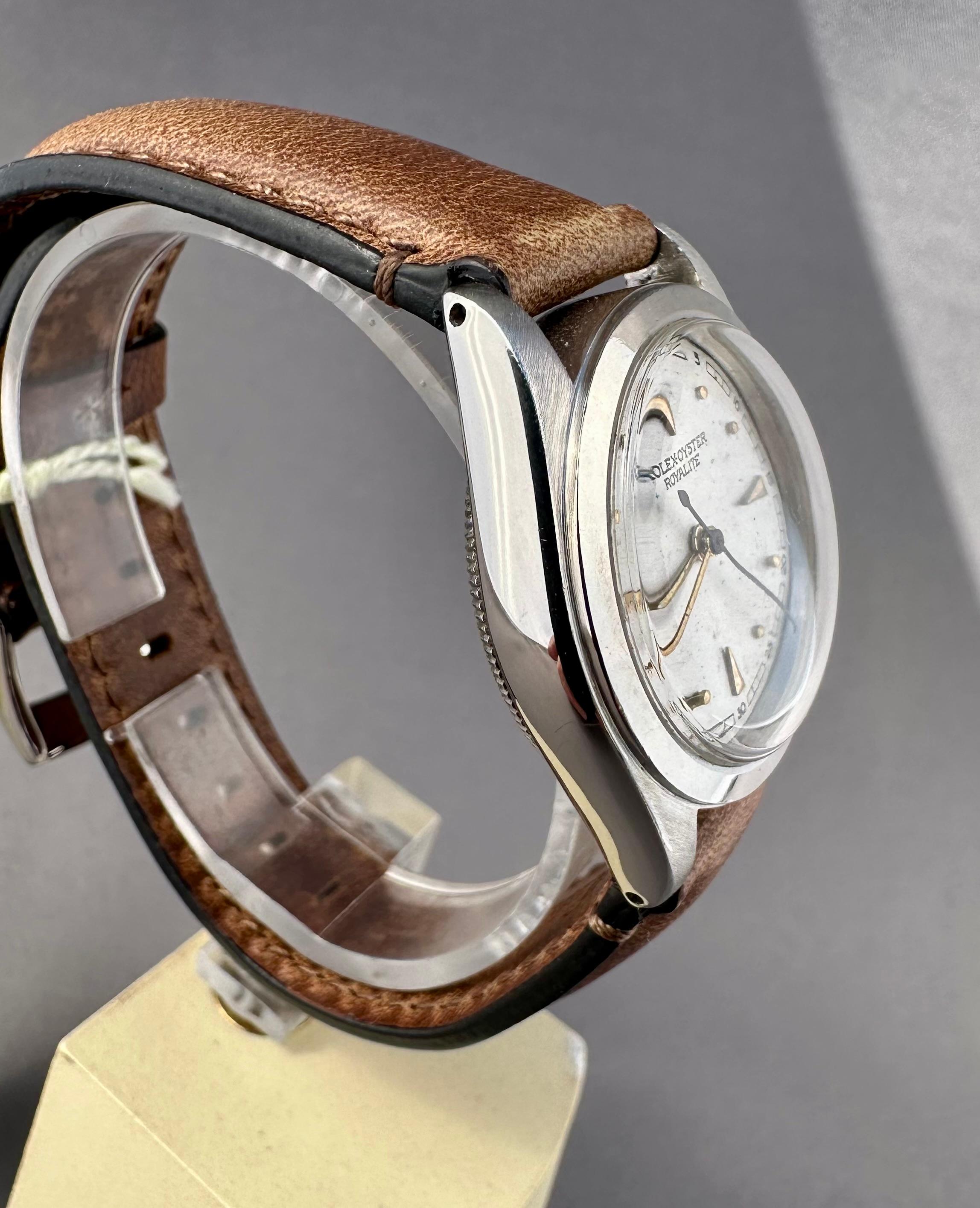 Rolex Royalit-Uhr 2280, Vintage, um 1939

Beschreibung / Zustand: Alle Uhren wurden professionell überprüft und gewartet, bevor sie zum Verkauf angeboten wurden. Dieses Modell wurde aus rostfreiem Stahl gefertigt und hat ein einteiliges Gehäuse und
