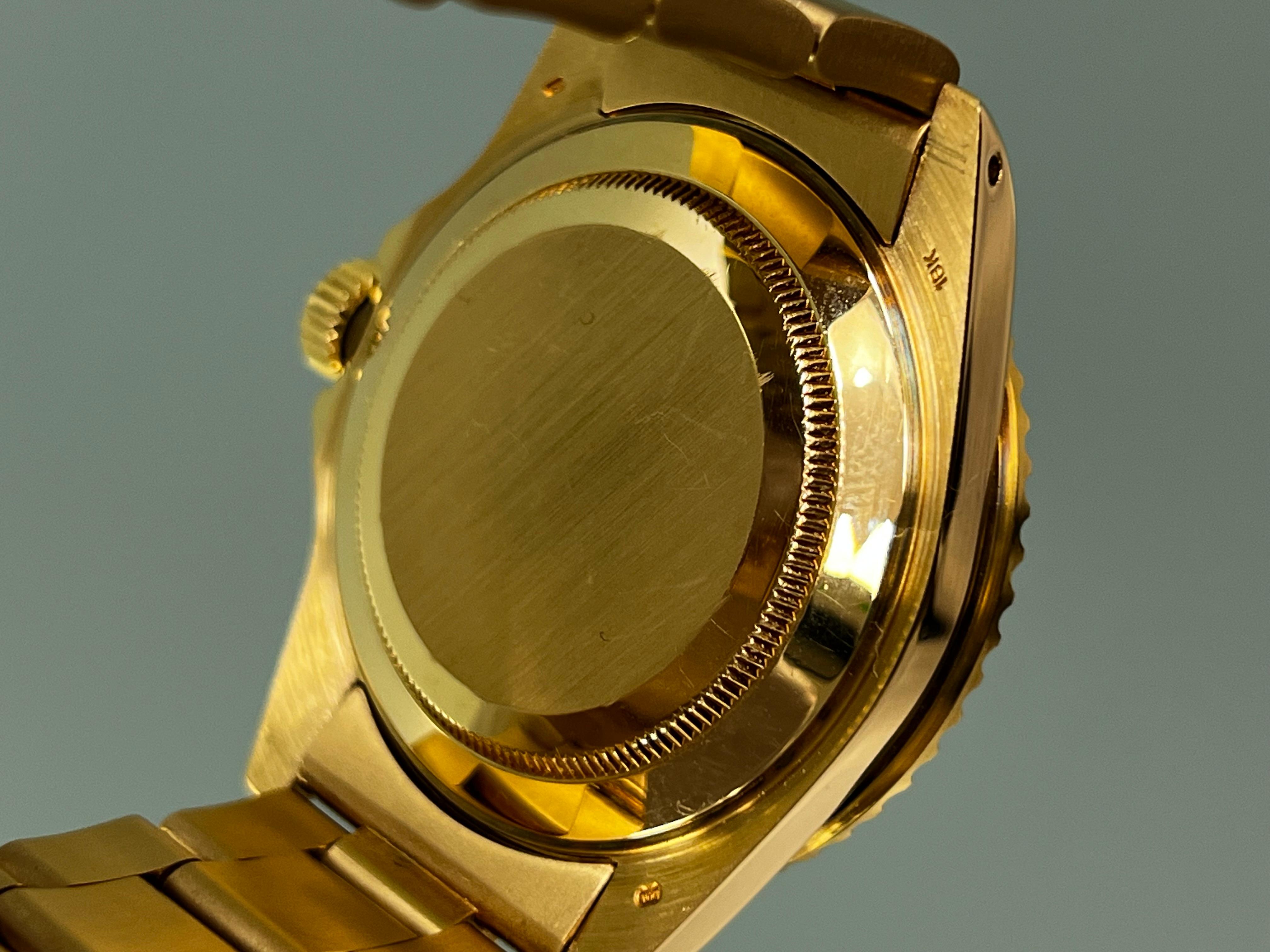 Rolex Submariner 16808 NICE PATINA cadran bleu en or jaune 18 carats en vente 1