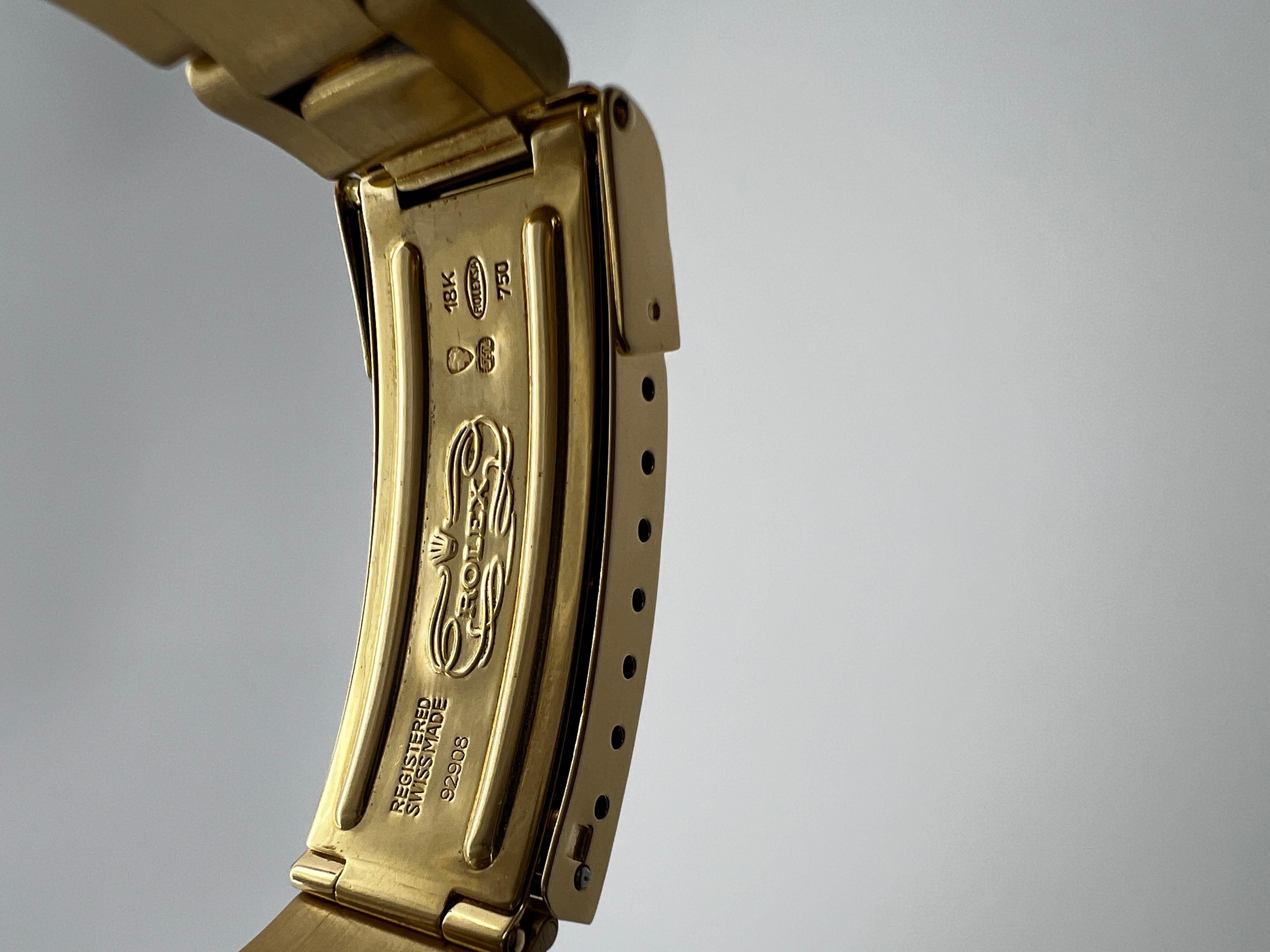 Rolex Submariner 16808 NICE PATINA cadran bleu en or jaune 18 carats en vente 2